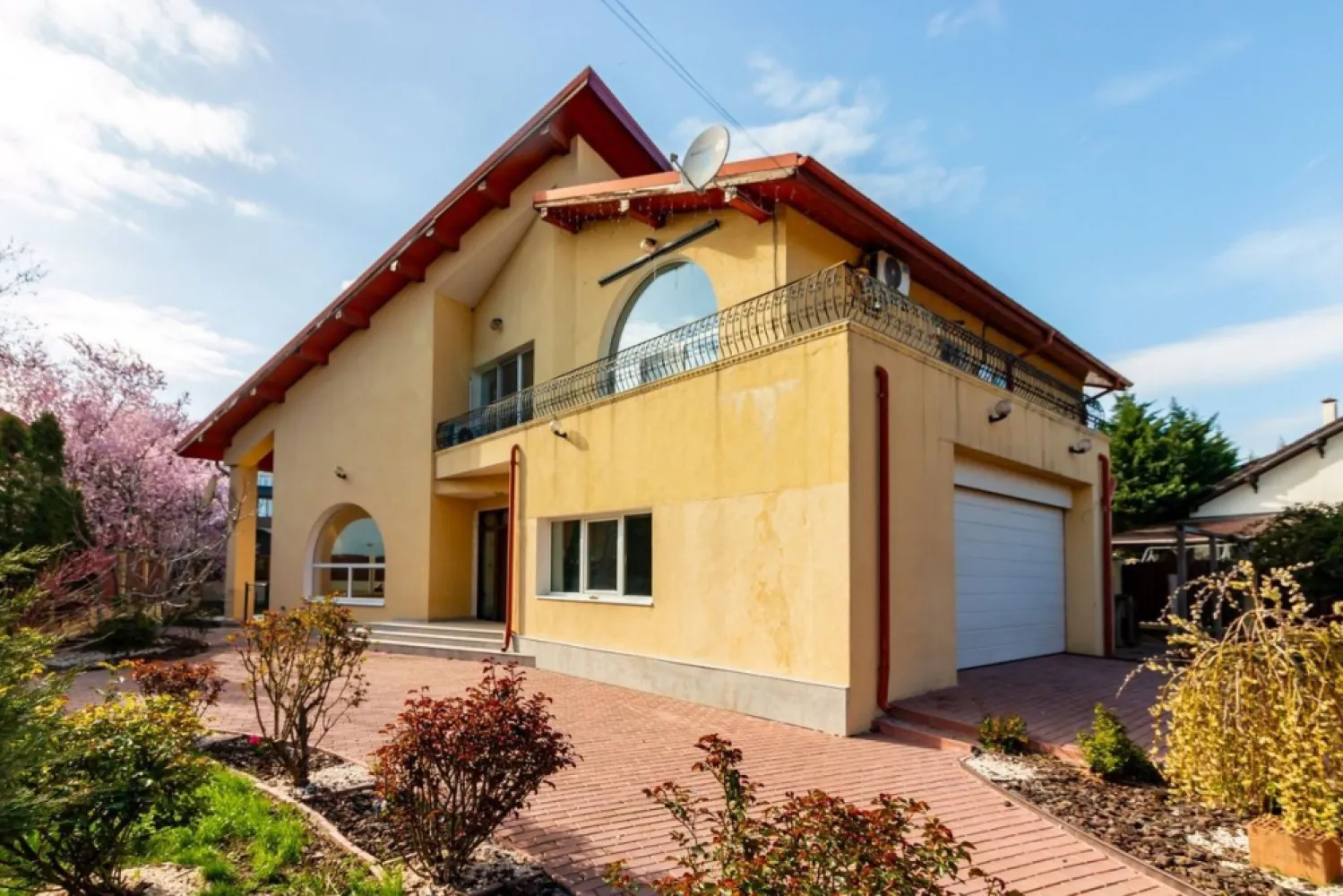 Pipera, str Alexandru cel bun nr. 34B - Parter: hol la intrare, bucatarie, dining, living, dressing, grup sanitar cu dus, camera pentru birou, garaj pentru 2 masini, camera tehnica, subsol. Etaj: dormitor matrimonial cu dressing si baie, 2 dormitoare cu bai separate si pe mezanin o camera. Proprietatea are in curte piscina si 2 anexe pentru diverse. Iesire la 2 strazi.