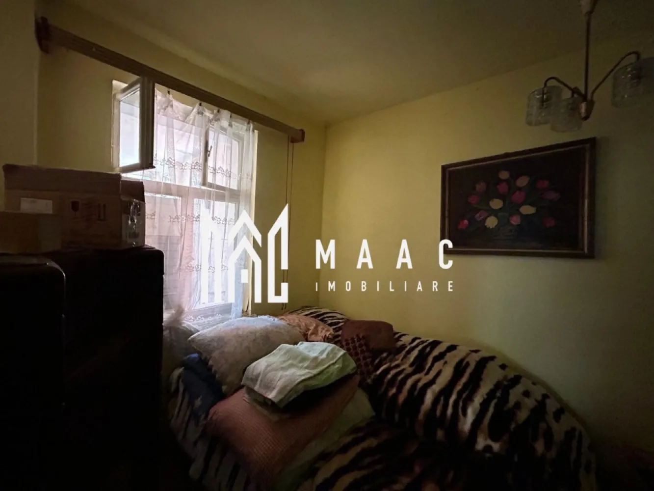 BLACK FRIDAY I Casa individuala I Teren 300mp I Trei Stejari - BLACK FRIDAY - Profită de cea mai bună perioadă din an pentru a deveni proprietar! Reducere de 10.000 euro Pret vechi - 155.000 euro Pret promotional - 145.000euro Casa Individuală cu Potențial de Investiție în Zona Trei Stejari MAAC Imobiliare este încântată să vă prezinte o oportunitate rară de investiție într-o zonă cu un potențial deosebit, situată în inima zonei Treri Stejari. Această proprietate atrăgătoare, cu acces auto, promite un cadru liniștit și confortabil, perfect pentru cei care caută să își contureze propriul cămin sau să facă investiții inteligente. Detalii Cheie: Suprafață Generoasă: Cu o deschidere impresionantă de 20 de metri și un teren în suprafață de 300 de metri pătrați, această proprietate oferă oportunități ample pentru dezvoltare și amenajare. Configurație Flexibilă: Cu 3 camere, inclusiv 2 dormitoare spațioase, această casă individuală este ideală pentru cei care apreciază un spațiu generos și flexibilitate în designul interior. Potențial de Renovare: Cu o suprafață utilă de 75 de metri pătrați și un garaj adiacent, această proprietate necesită renovări, oferind viitorilor proprietari posibilitatea de a-și personaliza și transforma spațiul într-un cămin de vis. Aspecte Tehnice: Construcție Solidă: Ridicată în 1960, casa este construită din cărămidă și este prevăzută cu un acoperiș din țiglă. Potențial de Dezvoltare: Proprietatea poate fi renovată în totalitate sau poate fi demolată pentru a face loc unei noi construcții, în conformitate cu regimul urbanistic zonal. Oportunitățile de dezvoltare sunt nenumărate, având un POT de 35% și un CUT de 0,7, cu posibilitatea unei înălțimi de P+1+M. Localizare și Vecinătate: Situată într-o zonă linistită și pitorească, proprietatea se bucură de un cadru natural fermecător și de acces ușor către facilități esențiale precum magazine, școli și transport în comun. Această locație exclusivă oferă o oportunitate rară de a trăi într-un mediu rural, fără a renunța la accesibilitatea urbană. Pentru detalii suplimentare și programări pentru vizionarea acestei proprietăți atrăgătoare, vă rugăm să ne contactați la numărul menționat mai jos și să specificați ID-ul anunțului: CP2779268 Echipa noastră de agenți imobiliari profesioniști este pregătită să vă asiste în fiecare etapă a procesului de achiziție sau investiție. }}