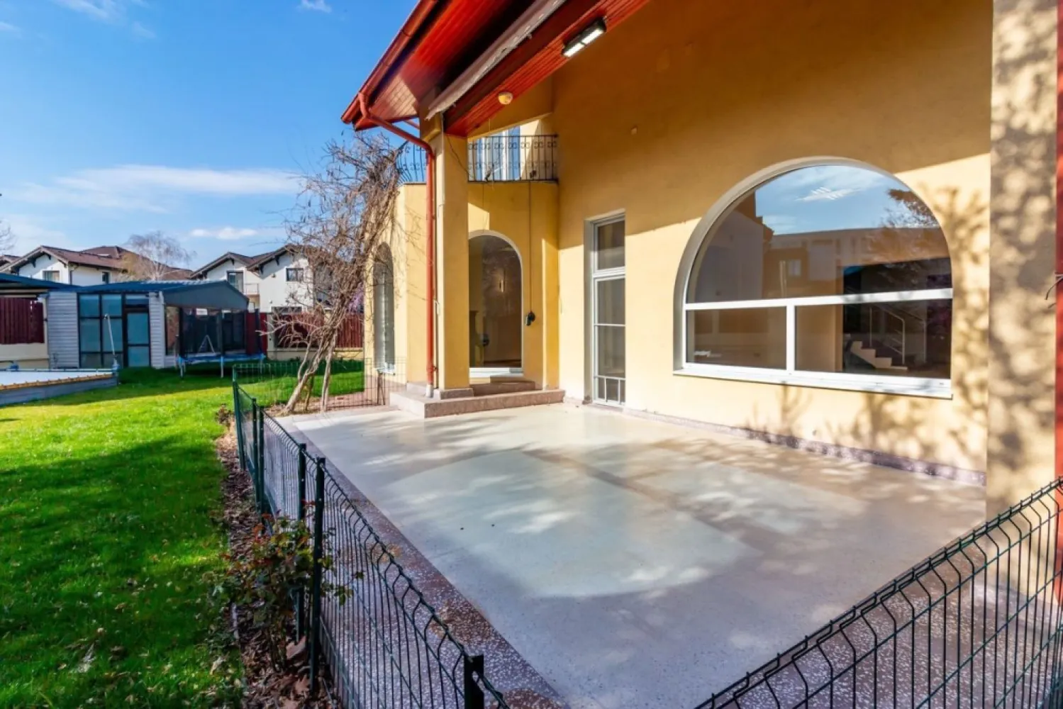Pipera, str Alexandru cel bun nr. 34B - Parter: hol la intrare, bucatarie, dining, living, dressing, grup sanitar cu dus, camera pentru birou, garaj pentru 2 masini, camera tehnica, subsol. Etaj: dormitor matrimonial cu dressing si baie, 2 dormitoare cu bai separate si pe mezanin o camera. Proprietatea are in curte piscina si 2 anexe pentru diverse. Iesire la 2 strazi.