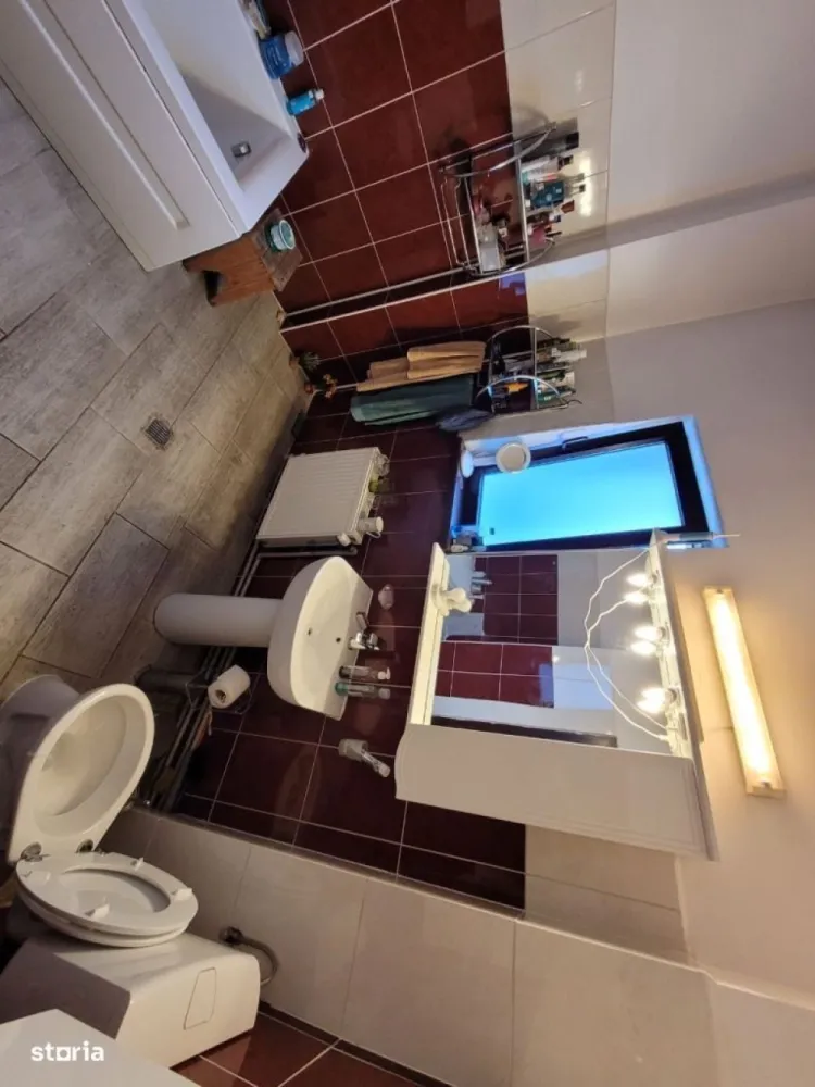 Cotroceni! Vand 530.000 Eur / Inchiriez 1450 eur, vila singur curte. - Persoana fizica , fara alti proprietari sau spatii comune (ideal pentru firma sau locuit+spatiu lucrativ), vila  compusa din D+3 etaje (plus pod nelocuibil), zona fara zgomote.Este compartimentata sub forma unui apartament (3 camere) pe fiecare etaj (parter, etaj 1 si etaj 2, suprafata construita pe etaj aprox 60mp), iar la demisol se afla zona de bucatarie+living. Pe fiecare etaj exista baie proprie (inclusiv la demisol).Exista aere conditionate, centrala termica proprie, camerele sunt inalte si spatioase, foarte bine compartimentate atat pentru locuit, cat si pentru închiriat. Curtea este compusa din doua terase, una fiind spre strada, iar cealalta in spatele casei. Accesul la terase este facut atat de la demisol, cat si de la parter. Etajul 1 dispune de un balcon generos (deasupra terasei din spatele casei), aprox. 10mp. , fiind gata pentru vanzare sau inchiriere si predare catre noul proprietar/chirias.Distanta de mers pe jos:-Gradina Botanica (4minute)-Universitatea Carol Davila (4 minute)-Spitalul Universitar (4 minute)-Palatul Cotroceni (4 minute)-Metrou Eroilor (8 minute)-Piata Eroilor (8 minute).