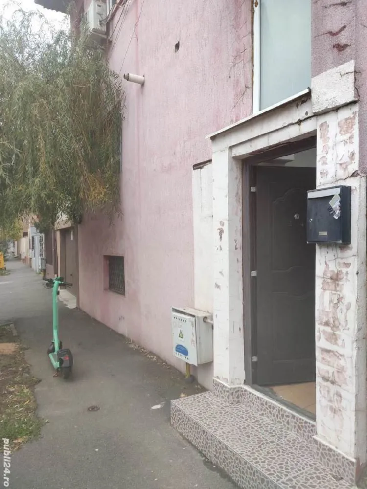Vând casă vilă renovabilă Băneasa - Vând casă vilă renovabilă Băneasa fară curte Wc la parter și la etaj, 3 camere la etaj, două la parter și un hol mare, scară interioară, terasă 13,89 mp. Zonă liniștită în apropierea lacului și a universității Bioterra. Aproape de autobuz. Direct de la proprietar, exclus intermediar. Prefer contactul în scris pe whatsapp. Amprenta la sol 89,24 mp Demisol 17,52 mp Suprafața desfășurată a construcției (suprafață utilă) 135,13 mp An finalizare construcție 2000 Suprafață teren 82 mp