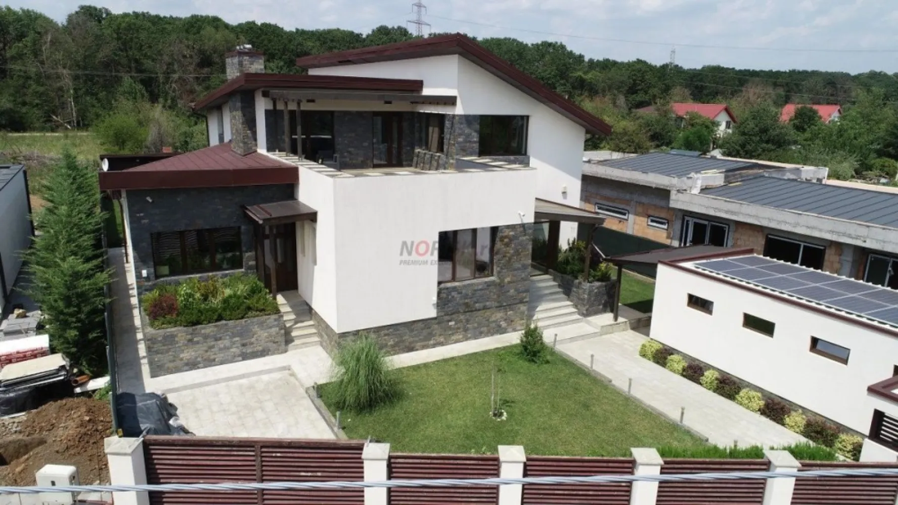 Balotesti vila de lux 8 camere, 450mp utili, la 20 min de Bucuresti - Va oferim o vila deosebita cu 8 camere avand o suprafata utila de 450mp, situata in Balotesti la 20 minute de Bucuresti. Structura: Beton + caramida + polistiren + izolatie sarpanta cu celuloza Teren: 1.000 mp Avantajele vilei sunt: -Pompa de caldura apa-apa Nibe Suedia 15 KW -Design special exterior cat si interior -Sistem de alarma exterior/interior -Incalzire/racire in pardoseala -Panouri fotovoltaice (4,5 kW) -Supraveghere video -Semineu marmura -Statii filtrare apa -Curent trifazic -Aspersoare -Put (35m) Imobilul este alcatuit din: -3 Dormitoare cu baie si dressing propriu -2 Dormitoare oaspeti -Living parter (130mp) -Living etaj (75mp) -Spatii depozitare -Camera tehnica -Bucatarie -Debara -Terasa - Birou -2 Bai Anexe: -Camera de depozitare -Foisor -Garaj -Baie Se vinde mobilat si utilat cum se vede in poze. Pentru mai multe imagini va asteptam la noi pe site.