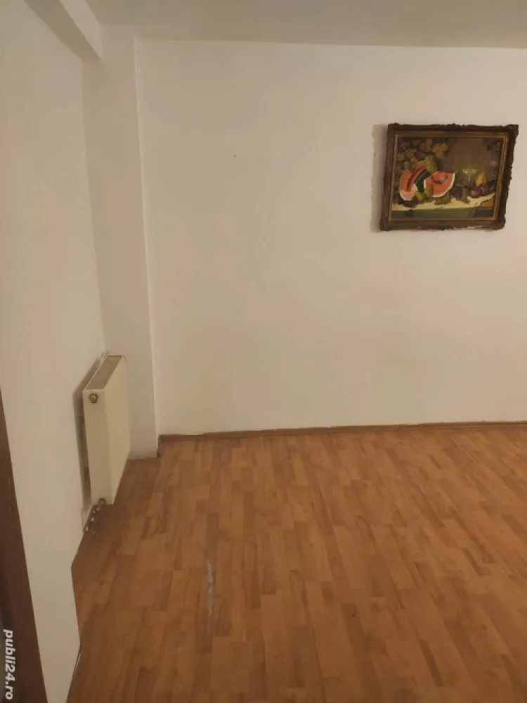 Vând casă vilă renovabilă Băneasa - Vând casă vilă renovabilă Băneasa fară curte Wc la parter și la etaj, 3 camere la etaj, două la parter și un hol mare, scară interioară, terasă 13,89 mp. Zonă liniștită în apropierea lacului și a universității Bioterra. Aproape de autobuz. Direct de la proprietar, exclus intermediar. Prefer contactul în scris pe whatsapp. Amprenta la sol 89,24 mp Demisol 17,52 mp Suprafața desfășurată a construcției (suprafață utilă) 135,13 mp An finalizare construcție 2000 Suprafață teren 82 mp