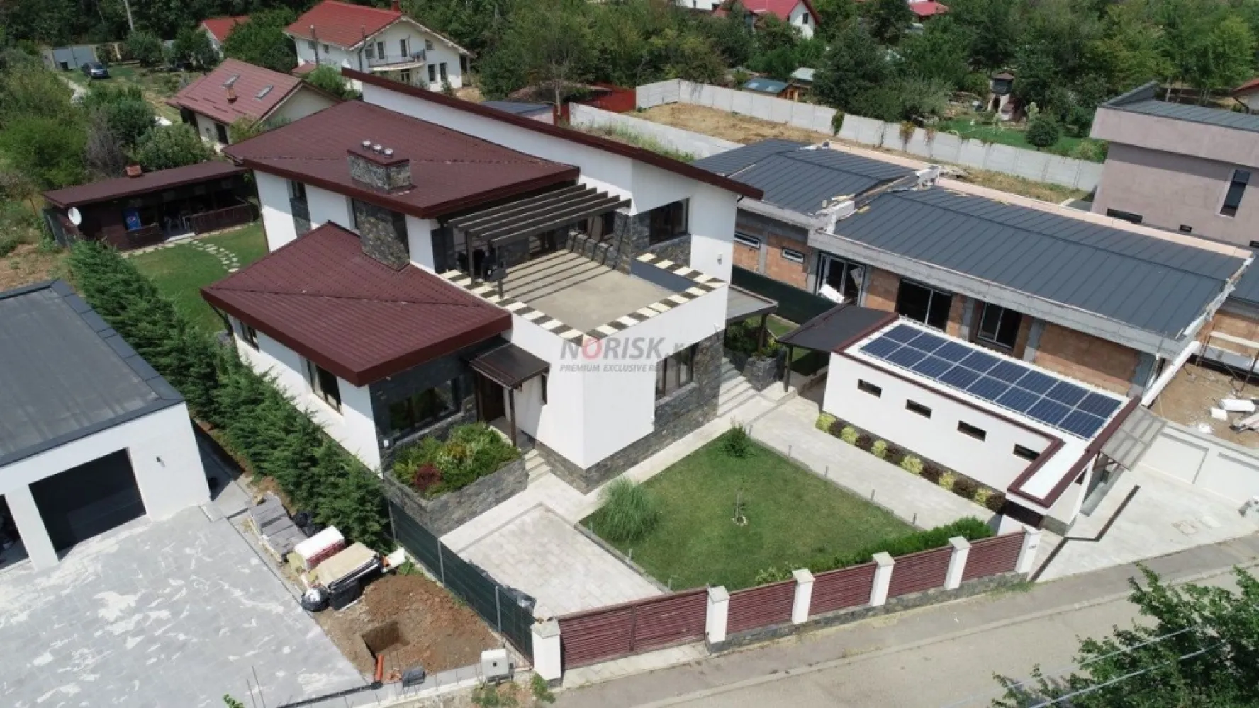 Balotesti vila de lux 8 camere, 450mp utili, la 20 min de Bucuresti - Va oferim o vila deosebita cu 8 camere avand o suprafata utila de 450mp, situata in Balotesti la 20 minute de Bucuresti. Structura: Beton + caramida + polistiren + izolatie sarpanta cu celuloza Teren: 1.000 mp Avantajele vilei sunt: -Pompa de caldura apa-apa Nibe Suedia 15 KW -Design special exterior cat si interior -Sistem de alarma exterior/interior -Incalzire/racire in pardoseala -Panouri fotovoltaice (4,5 kW) -Supraveghere video -Semineu marmura -Statii filtrare apa -Curent trifazic -Aspersoare -Put (35m) Imobilul este alcatuit din: -3 Dormitoare cu baie si dressing propriu -2 Dormitoare oaspeti -Living parter (130mp) -Living etaj (75mp) -Spatii depozitare -Camera tehnica -Bucatarie -Debara -Terasa - Birou -2 Bai Anexe: -Camera de depozitare -Foisor -Garaj -Baie Se vinde mobilat si utilat cum se vede in poze. Pentru mai multe imagini va asteptam la noi pe site.