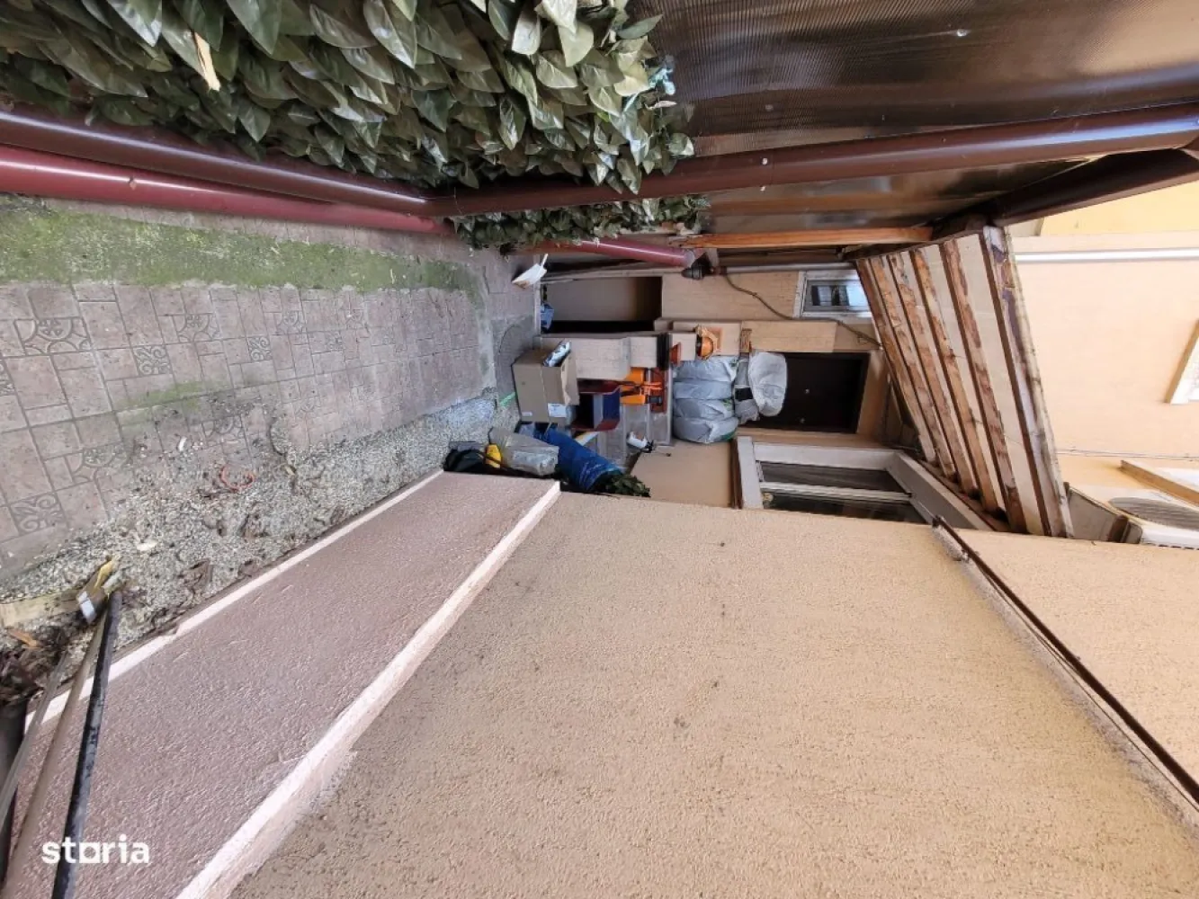 Cotroceni! Vand 530.000 Eur / Inchiriez 1450 eur, vila singur curte. - Persoana fizica , fara alti proprietari sau spatii comune (ideal pentru firma sau locuit+spatiu lucrativ), vila  compusa din D+3 etaje (plus pod nelocuibil), zona fara zgomote.Este compartimentata sub forma unui apartament (3 camere) pe fiecare etaj (parter, etaj 1 si etaj 2, suprafata construita pe etaj aprox 60mp), iar la demisol se afla zona de bucatarie+living. Pe fiecare etaj exista baie proprie (inclusiv la demisol).Exista aere conditionate, centrala termica proprie, camerele sunt inalte si spatioase, foarte bine compartimentate atat pentru locuit, cat si pentru închiriat. Curtea este compusa din doua terase, una fiind spre strada, iar cealalta in spatele casei. Accesul la terase este facut atat de la demisol, cat si de la parter. Etajul 1 dispune de un balcon generos (deasupra terasei din spatele casei), aprox. 10mp. , fiind gata pentru vanzare sau inchiriere si predare catre noul proprietar/chirias.Distanta de mers pe jos:-Gradina Botanica (4minute)-Universitatea Carol Davila (4 minute)-Spitalul Universitar (4 minute)-Palatul Cotroceni (4 minute)-Metrou Eroilor (8 minute)-Piata Eroilor (8 minute).