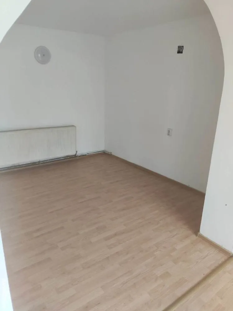 Vând casă vilă renovabilă Băneasa - Vând casă vilă renovabilă Băneasa fară curte Wc la parter și la etaj, 3 camere la etaj, două la parter și un hol mare, scară interioară, terasă 13,89 mp. Zonă liniștită în apropierea lacului și a universității Bioterra. Aproape de autobuz. Direct de la proprietar, exclus intermediar. Prefer contactul în scris pe whatsapp. Amprenta la sol 89,24 mp Demisol 17,52 mp Suprafața desfășurată a construcției (suprafață utilă) 135,13 mp An finalizare construcție 2000 Suprafață teren 82 mp
