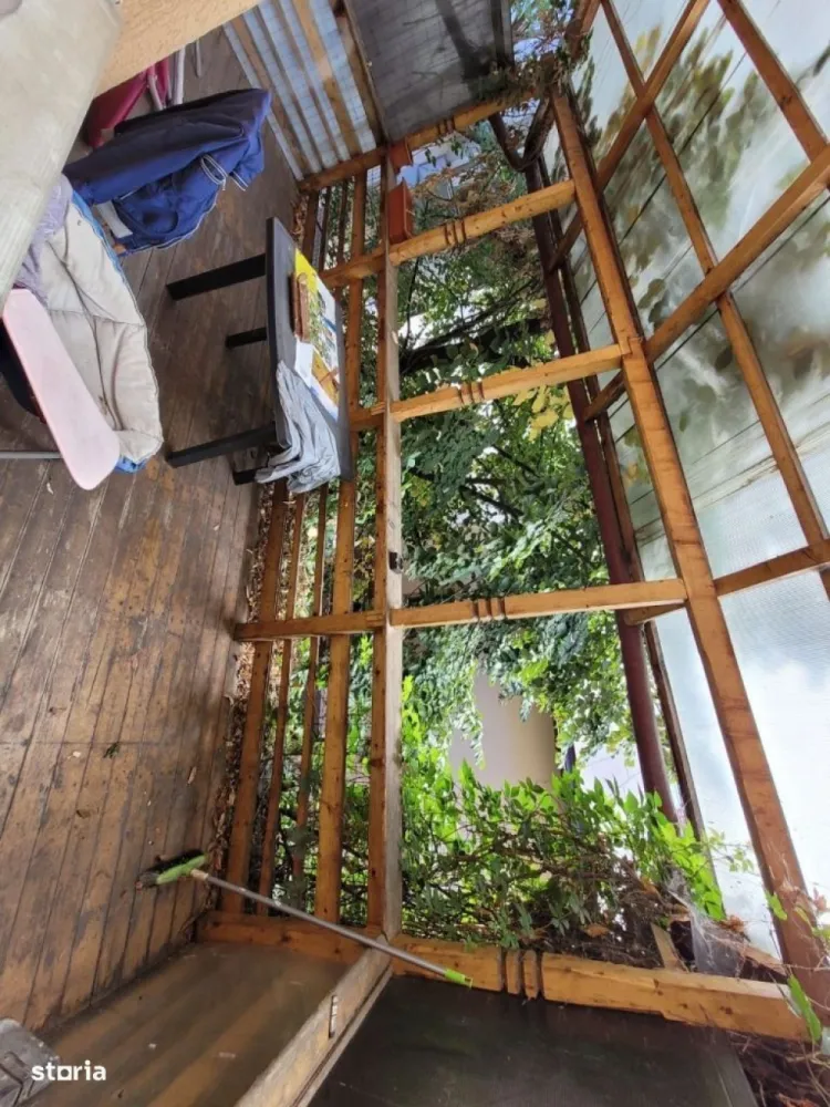 Cotroceni! Vand 530.000 Eur / Inchiriez 1450 eur, vila singur curte. - Persoana fizica , fara alti proprietari sau spatii comune (ideal pentru firma sau locuit+spatiu lucrativ), vila  compusa din D+3 etaje (plus pod nelocuibil), zona fara zgomote.Este compartimentata sub forma unui apartament (3 camere) pe fiecare etaj (parter, etaj 1 si etaj 2, suprafata construita pe etaj aprox 60mp), iar la demisol se afla zona de bucatarie+living. Pe fiecare etaj exista baie proprie (inclusiv la demisol).Exista aere conditionate, centrala termica proprie, camerele sunt inalte si spatioase, foarte bine compartimentate atat pentru locuit, cat si pentru închiriat. Curtea este compusa din doua terase, una fiind spre strada, iar cealalta in spatele casei. Accesul la terase este facut atat de la demisol, cat si de la parter. Etajul 1 dispune de un balcon generos (deasupra terasei din spatele casei), aprox. 10mp. , fiind gata pentru vanzare sau inchiriere si predare catre noul proprietar/chirias.Distanta de mers pe jos:-Gradina Botanica (4minute)-Universitatea Carol Davila (4 minute)-Spitalul Universitar (4 minute)-Palatul Cotroceni (4 minute)-Metrou Eroilor (8 minute)-Piata Eroilor (8 minute).