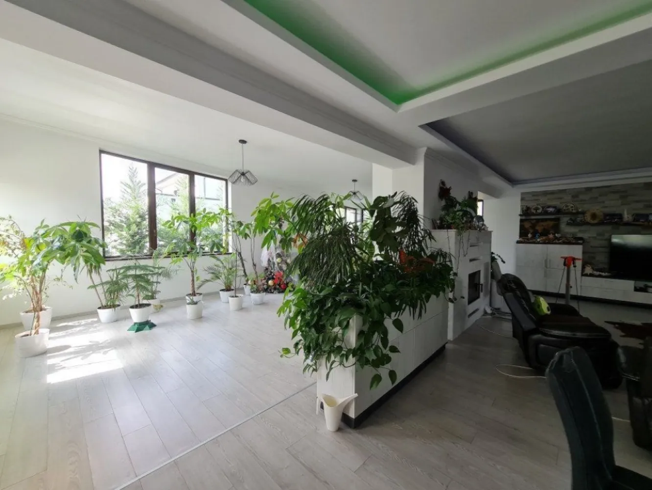 Balotesti vila de lux 8 camere, 450mp utili, la 20 min de Bucuresti - Va oferim o vila deosebita cu 8 camere avand o suprafata utila de 450mp, situata in Balotesti la 20 minute de Bucuresti. Structura: Beton + caramida + polistiren + izolatie sarpanta cu celuloza Teren: 1.000 mp Avantajele vilei sunt: -Pompa de caldura apa-apa Nibe Suedia 15 KW -Design special exterior cat si interior -Sistem de alarma exterior/interior -Incalzire/racire in pardoseala -Panouri fotovoltaice (4,5 kW) -Supraveghere video -Semineu marmura -Statii filtrare apa -Curent trifazic -Aspersoare -Put (35m) Imobilul este alcatuit din: -3 Dormitoare cu baie si dressing propriu -2 Dormitoare oaspeti -Living parter (130mp) -Living etaj (75mp) -Spatii depozitare -Camera tehnica -Bucatarie -Debara -Terasa - Birou -2 Bai Anexe: -Camera de depozitare -Foisor -Garaj -Baie Se vinde mobilat si utilat cum se vede in poze. Pentru mai multe imagini va asteptam la noi pe site.