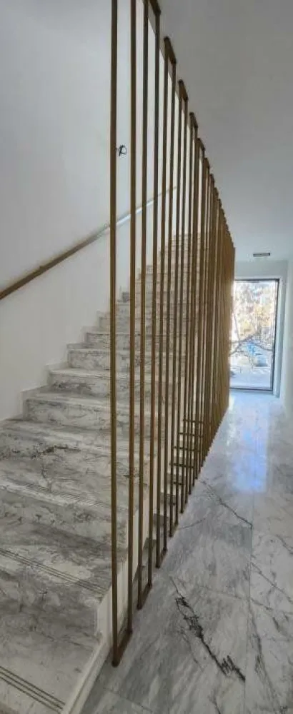 Vila de Vanzare zona Dorobanti - Vila deosebita din punct de vedere arhitectural disponibila spre vanzare chiar in centrul Bucurestiului, zona Dorobanti, sector 1. - Vila dispune de o compartimentare extrem de eficienta Subsol + Parter + 4 Etaje. - Vila dispune de compartimentare efectuata pe fiecare etaj, de lift si scara interioara ce permite accesul atat la subsol cat si la toate etajele locatiei. - Vila dispune de lumina naturala, datorita designului proiectului si este ideala pentru magazine de retail, magazine de bijuterii, magazine branduri premium datorita locatiei de asemenea este ideala pentru showroom sau reprezentanta sediu headquarter companie internationala. De asemenea, se preteaza si pentru companii de servicii, saloane de infrumusetare, companii de servicii financiare, clinici sau saloane medicale. - Accesul in locatie se desfasoara direct din bulevard, acces pietonal extrem de facil si zona este foarte aglomerata si populata pe intreg parcursul zilei. - Suprafata din fata proiectului este extrem de accesata pietonal, plin de trafic pedestrian precum si vizibilitatea la bulevard este excelenta. - Proiectul este ideal pentru achizitie ca investitie - zona este ideala pentru reprezentanta magazin, showroom, spatiu birouri, companii de servicii, saloane de infrumusetare, companii de prestari servicii educationale, cabinete medicale. Suntem disponibili la vizionari atat pe timp de zi cat si seara. Traficul este intens atat pedestrian cat si traficul auto in fata locatiei. Proiect ideal in centrul Bucurestiului, disponibilitate imediata, predare imediata. Telefon direct proprietar Cezarina Stamate -