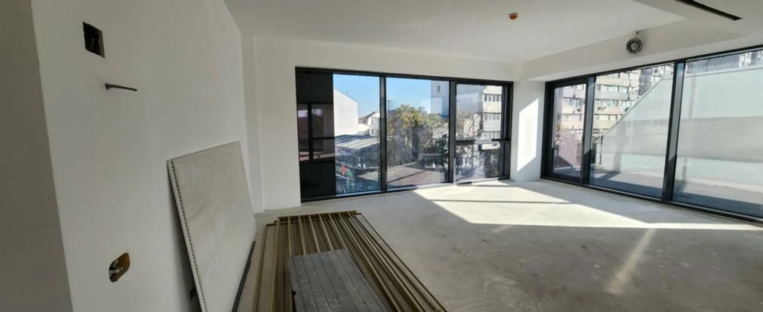 Vila de Vanzare zona Dorobanti - Vila deosebita din punct de vedere arhitectural disponibila spre vanzare chiar in centrul Bucurestiului, zona Dorobanti, sector 1. - Vila dispune de o compartimentare extrem de eficienta Subsol + Parter + 4 Etaje. - Vila dispune de compartimentare efectuata pe fiecare etaj, de lift si scara interioara ce permite accesul atat la subsol cat si la toate etajele locatiei. - Vila dispune de lumina naturala, datorita designului proiectului si este ideala pentru magazine de retail, magazine de bijuterii, magazine branduri premium datorita locatiei de asemenea este ideala pentru showroom sau reprezentanta sediu headquarter companie internationala. De asemenea, se preteaza si pentru companii de servicii, saloane de infrumusetare, companii de servicii financiare, clinici sau saloane medicale. - Accesul in locatie se desfasoara direct din bulevard, acces pietonal extrem de facil si zona este foarte aglomerata si populata pe intreg parcursul zilei. - Suprafata din fata proiectului este extrem de accesata pietonal, plin de trafic pedestrian precum si vizibilitatea la bulevard este excelenta. - Proiectul este ideal pentru achizitie ca investitie - zona este ideala pentru reprezentanta magazin, showroom, spatiu birouri, companii de servicii, saloane de infrumusetare, companii de prestari servicii educationale, cabinete medicale. Suntem disponibili la vizionari atat pe timp de zi cat si seara. Traficul este intens atat pedestrian cat si traficul auto in fata locatiei. Proiect ideal in centrul Bucurestiului, disponibilitate imediata, predare imediata. Telefon direct proprietar Cezarina Stamate -