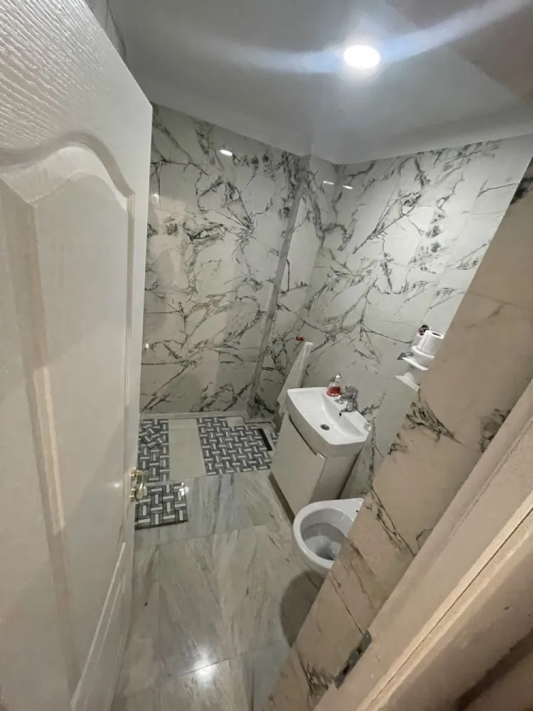 Casa Domenii -Turda-Ion Mihalache - Proprietar vand casa situata in cartierul Domenii, 3 camere 2 bai 1 bucatarie , beci si terasa , curte !! Renovata in totalitate !! Este situata pe strada cu biserica scoala si gradinita !! La 50 metri e centrul de sanatate Caraiman !!