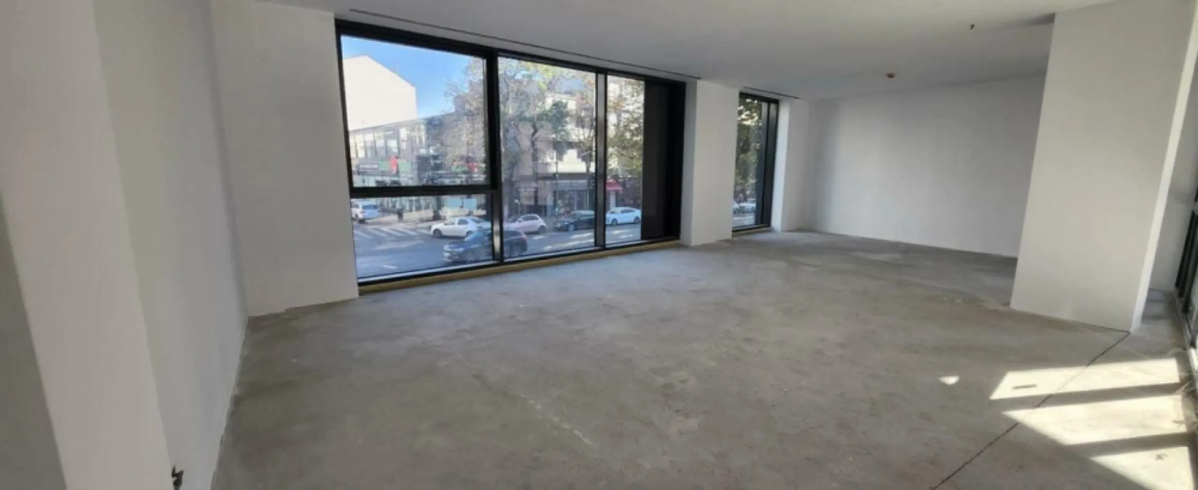 Vila de Vanzare zona Dorobanti - Vila deosebita din punct de vedere arhitectural disponibila spre vanzare chiar in centrul Bucurestiului, zona Dorobanti, sector 1. - Vila dispune de o compartimentare extrem de eficienta Subsol + Parter + 4 Etaje. - Vila dispune de compartimentare efectuata pe fiecare etaj, de lift si scara interioara ce permite accesul atat la subsol cat si la toate etajele locatiei. - Vila dispune de lumina naturala, datorita designului proiectului si este ideala pentru magazine de retail, magazine de bijuterii, magazine branduri premium datorita locatiei de asemenea este ideala pentru showroom sau reprezentanta sediu headquarter companie internationala. De asemenea, se preteaza si pentru companii de servicii, saloane de infrumusetare, companii de servicii financiare, clinici sau saloane medicale. - Accesul in locatie se desfasoara direct din bulevard, acces pietonal extrem de facil si zona este foarte aglomerata si populata pe intreg parcursul zilei. - Suprafata din fata proiectului este extrem de accesata pietonal, plin de trafic pedestrian precum si vizibilitatea la bulevard este excelenta. - Proiectul este ideal pentru achizitie ca investitie - zona este ideala pentru reprezentanta magazin, showroom, spatiu birouri, companii de servicii, saloane de infrumusetare, companii de prestari servicii educationale, cabinete medicale. Suntem disponibili la vizionari atat pe timp de zi cat si seara. Traficul este intens atat pedestrian cat si traficul auto in fata locatiei. Proiect ideal in centrul Bucurestiului, disponibilitate imediata, predare imediata. Telefon direct proprietar Cezarina Stamate -