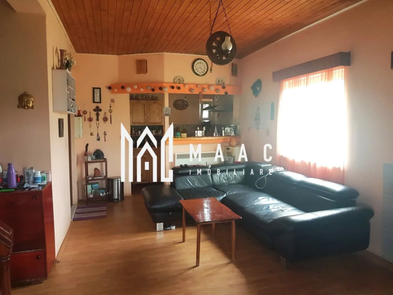 Casa de vacanta I Curte | Balcon | Terasa | Sibiel - MAAC Imobiliare vă prezintă o oportunitate unică de achiziție a unei case de vacanță situate în pitorescul Sibiel. Această proprietate se remarcă prin confortul oferit și poziționarea într-o zonă liniștită, perfectă pentru relaxare. Regim de înălțime: P+M Compartimentare: la parter-living spațios, bucătărie, baie complet utilată, hol, cămară, casa scării, terasă de 12 mp și terasă de 20 mp; la etaj-dormitor principal (25 mp), dormitor secundar (10 mp), dormitor adițional (6 mp), două balcoane de câte 6 mp fiecare. Există și posibilitatea de a amenaja o pivniță sub casă, ideală pentru depozitare suplimentară sau alte utilități. Izolație: Vată de sticlă și polistiren Finisaje interioare: Pereți din rigips, tavan îmbrăcat în lambriuri, ferestre și uși termopan Utilități și dotări: Încălzire pe lemn prin șemineu, cu posibilitatea de a opta pentru încălzire electrică. Toate utilitățile sunt disponibile, iar conectarea la rețeaua de gaz este planificată pentru septembrie. Se vinde mobilată și utilată complet. Această proprietate este perfectă pentru cei care doresc să scape de agitația urbană și să se bucure de confortul unei case bine izolate și complet echipate. Pentru mai multe detalii și pentru a programa o vizionare, vă rugăm să ne contactați și să specificați ID-ul anunțului: ID:CP2779258 }}