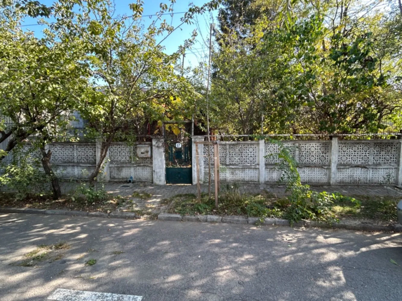 Teren 480 cu casa de 3 camere demolabila ( sau renovabila) sector 1 - Teren 480 mp situat intr-o zona liniștita de case și locuințe colective de maxim 2 etaje , Str Renașterii , sector 1, ( piața 16 februarie, sos Chitilei, Pod Constanța, Bucureștii Noi) Pe tren este construită o casă cu o suprafață de aproximativ 80 mp, cu pivniță și toate utilitățile, renovabila sau demolabila în funcție de dorința fiecăruia Terenul se încadrează din punct de vedere urbanistic în zona L1c cu un POT de 45 % și un CUT de 1,3.