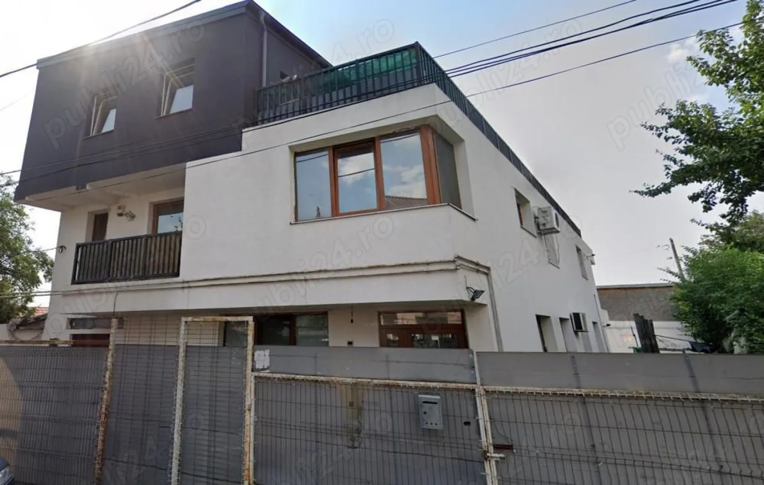 BLOC cu 3 apartamente de 2 camere si 3 garsoniere, DECOMANDATE - SE VINDE INTREGUL BLOC CARE ESTE PRETABIL A FI LOCUIT DE O FAMILIE COMPUSA DIN 3 GENERATII DEOARECE FIECARE ETAJ ARE ACCES INDEPENDENT DIN SCARA BLOCULUI PE FIECARE ETAJ ESTE UN APARTAMENT CU 3 CAMERE, 2 BAI SI O BUCATARIE. PARTERUL SI ETAJUL 1 SUNT FINISATE LA CHEIE SI MOBILATE SI UTILATE COMPLET IAR ETAJUL 2 ESTE LA STADIUL DE GRI. Avem placerea sa va supunem atentiei un bloc de apartamente situat pe o strada linistita, din zona Soseaua Chitila, in imediata apropiere fata de str Mezes ( 3 minute de mers pana la mijloacele de transport in comun). Strada este lipsita de trafic auto. Ideal afacere, se preteaza si pentru pensiune hostel azil batrani after-school gradinita. In zona exista variate optiuni de centre comerciale, dintre care le amintim pe cele mai apropiate: Mega Image (la 5 minute), Mall Coloseum la 15 minute (de mers pe jos), Leroy Merlin etc. In curte se pot parca 3 masini. Se poate vinde si inchiriata, cu un contract inchis pe o perioada de 3 ani si o chirie lunara de 4.000 euro luna, avand pretul de 400.000 euro. Imobilul a fost proiectat ca si imobil rezidential, impartit astfel: - La parter, un apartament cu 2 camere, cu bucatarie deschisa, avand o terasa de 80mp si o garsoniera de 35 mp, cu o terasa de 15mp, ambele sunt decomandate) - La etajul 1, 2 apartamente de 2 camere decomandate, cu o suprafata de 50mp utili fiecare, ambele avand si balcon. - La etajul 2 sunt 2 garsoniere, cu o suprafata de 35 mp utili fiecare, plus o terasa de 52mp, care poate fi impartita in 2. Sau poate fi compartimentat si intr-o alta varianta, dupa cum urmeaza: -Parter: Apartament de 3 camere decomandat (89mp utili), avand 2 bai si o terasa de 120mp, in folosinta exclusiva. - Etaj 1: Apartament de 4 camere (102 mp utili), cu 2 bai si 2 balcoane (11mp + 3mp). Etajul 2: Apartament de 2 camere (70 mp utili), plus 52mp terasa. Finisajele sunt de cea mai buna calitate. Este izolata cu polistiren de 10cm. Se poate vinde si partial (minimum 3-4 apartamente). Accept variante imobiliare. Acte pregatite pentru vanzare. Pentru detalii suplimentare si programarea unei vizionari, contactati-ne la numarul din anunt!