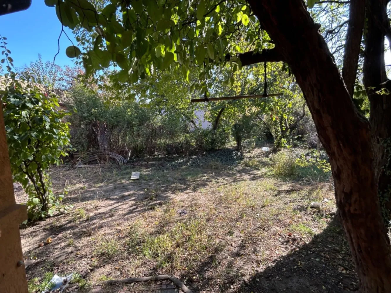 Teren 480 cu casa de 3 camere demolabila ( sau renovabila) sector 1 - Teren 480 mp situat intr-o zona liniștita de case și locuințe colective de maxim 2 etaje , Str Renașterii , sector 1, ( piața 16 februarie, sos Chitilei, Pod Constanța, Bucureștii Noi) Pe tren este construită o casă cu o suprafață de aproximativ 80 mp, cu pivniță și toate utilitățile, renovabila sau demolabila în funcție de dorința fiecăruia Terenul se încadrează din punct de vedere urbanistic în zona L1c cu un POT de 45 % și un CUT de 1,3.
