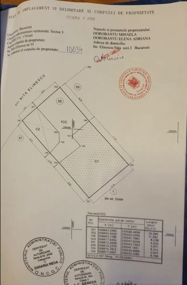 Vând casa zona Mihai Bravu - Vând casa cu teren, suprafaţă totală aproximativ 200 de metri, la 5minute de staţia de metrou Mihai Bravu. Casă are o amprenta la sol de aproximativ 100 de metri şi este compusa din 3 camere şi o bucătărie open space. Are toate utilităţile (apa, canalizare, gaz, electricitate). Casă nu este noua, noi locuim în prezent în ea, iar în decursul timpului s-au adus unele îmbunătăţiri (termopane, centrala, izolare exterioara, curte pavata). Pentru mai multe detalii va aşteptăm la vizionare.