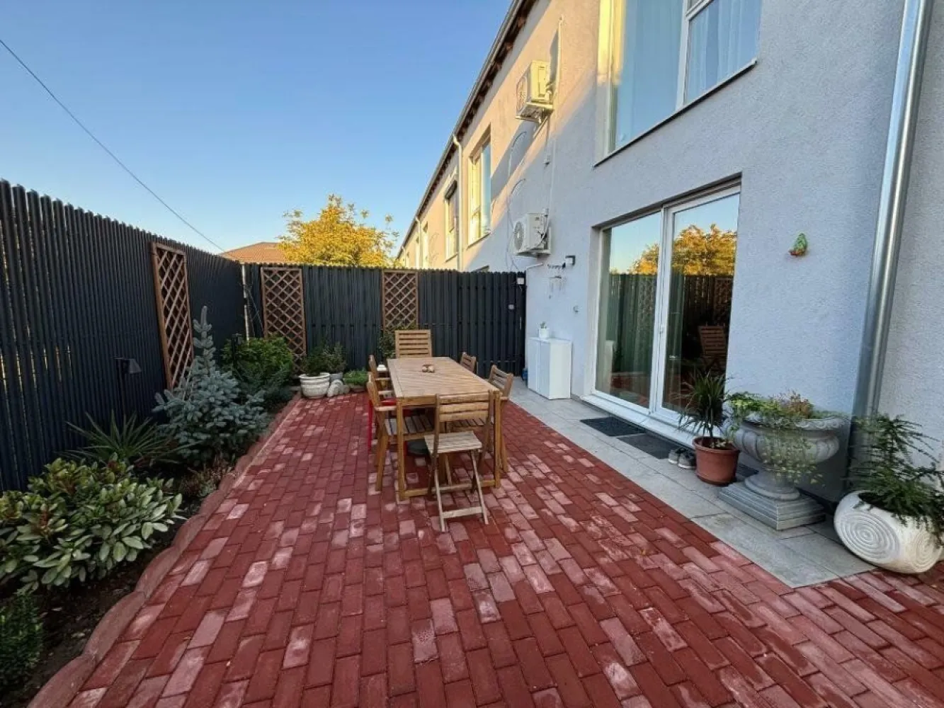 Casa 4 camere Colentina Proiect Finalizat - Ansamblul rezidential este format din 10 case insiruite. Zona in care se afla este una foarte linistita, fiind o zona de case. Foarte bine conectat de restul orasului fiind aproape de Autostrada A3 si de Tramvaiul 21. Casa este compusa din Parter, Etaj si Mansarda, avand un total de 145mp. Parter: Hol intrare, Bucatarie open space, Living cu acces spre curtea de 27mp si o baie de serviciu. Etaj: 2 Dormitoare,de 18.5 si 16.5 mp. Cel mare are baie proprie, celalalt dispune de baie pe hol. Mansarda este un spatiu luminos open space cu baie proprie si cu acces spre o terasa proprie. Casele sunt finalizate si se vand complet finisate, deci sunt perfecte pentru cine cauta o casa gata de mutat. Incalzirea se face folosind o centrala pe gaz si incalzirea este in pardoseala. Geamurile sunt tripan. Mobilierul din fotografii este cu titlu de prezentare, casele se vand nemobilate. Pretul afisat este final, nu se adauga TVA.