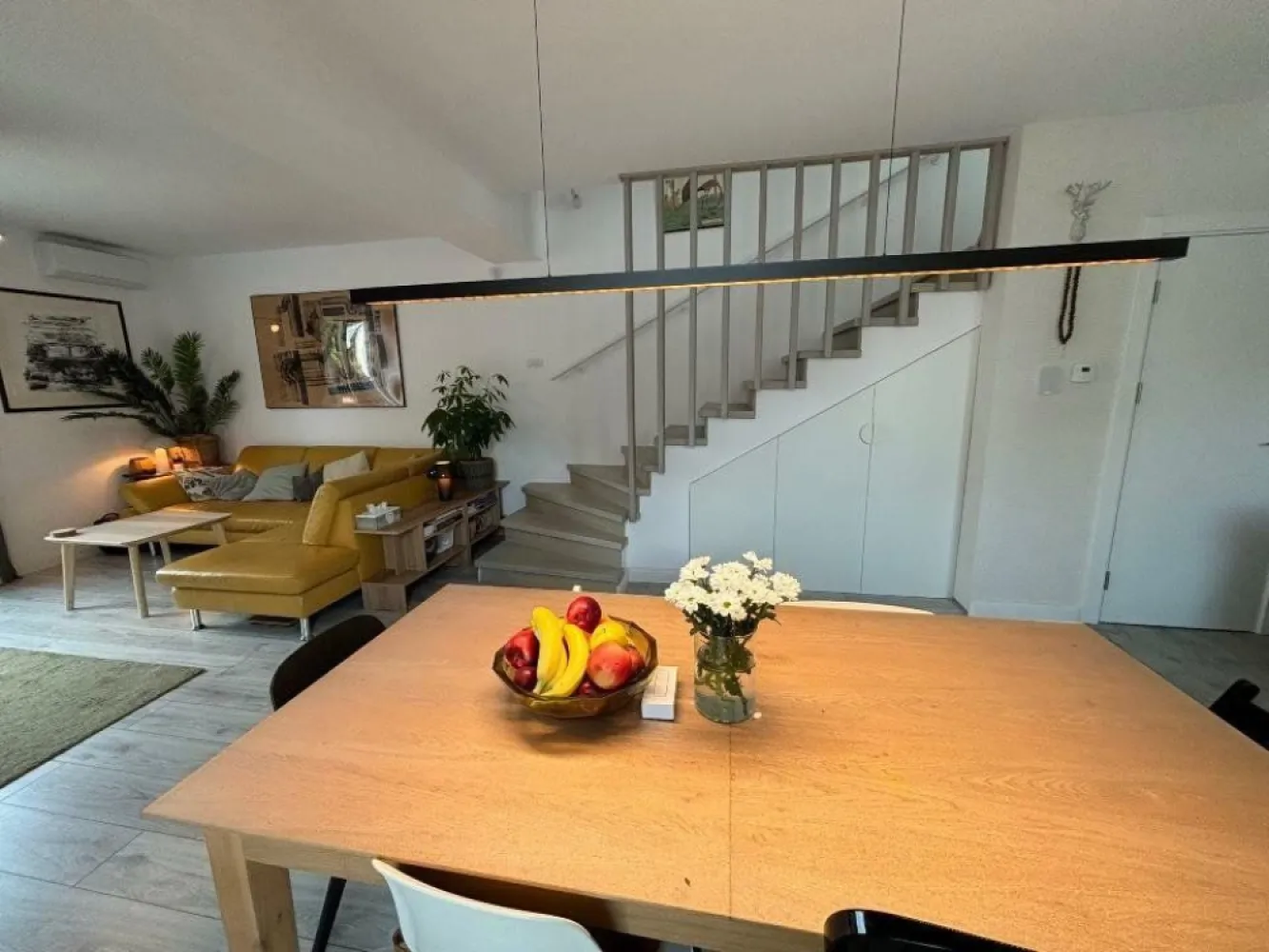 Casa 4 camere Colentina Proiect Finalizat - Ansamblul rezidential este format din 10 case insiruite. Zona in care se afla este una foarte linistita, fiind o zona de case. Foarte bine conectat de restul orasului fiind aproape de Autostrada A3 si de Tramvaiul 21. Casa este compusa din Parter, Etaj si Mansarda, avand un total de 145mp. Parter: Hol intrare, Bucatarie open space, Living cu acces spre curtea de 27mp si o baie de serviciu. Etaj: 2 Dormitoare,de 18.5 si 16.5 mp. Cel mare are baie proprie, celalalt dispune de baie pe hol. Mansarda este un spatiu luminos open space cu baie proprie si cu acces spre o terasa proprie. Casele sunt finalizate si se vand complet finisate, deci sunt perfecte pentru cine cauta o casa gata de mutat. Incalzirea se face folosind o centrala pe gaz si incalzirea este in pardoseala. Geamurile sunt tripan. Mobilierul din fotografii este cu titlu de prezentare, casele se vand nemobilate. Pretul afisat este final, nu se adauga TVA.