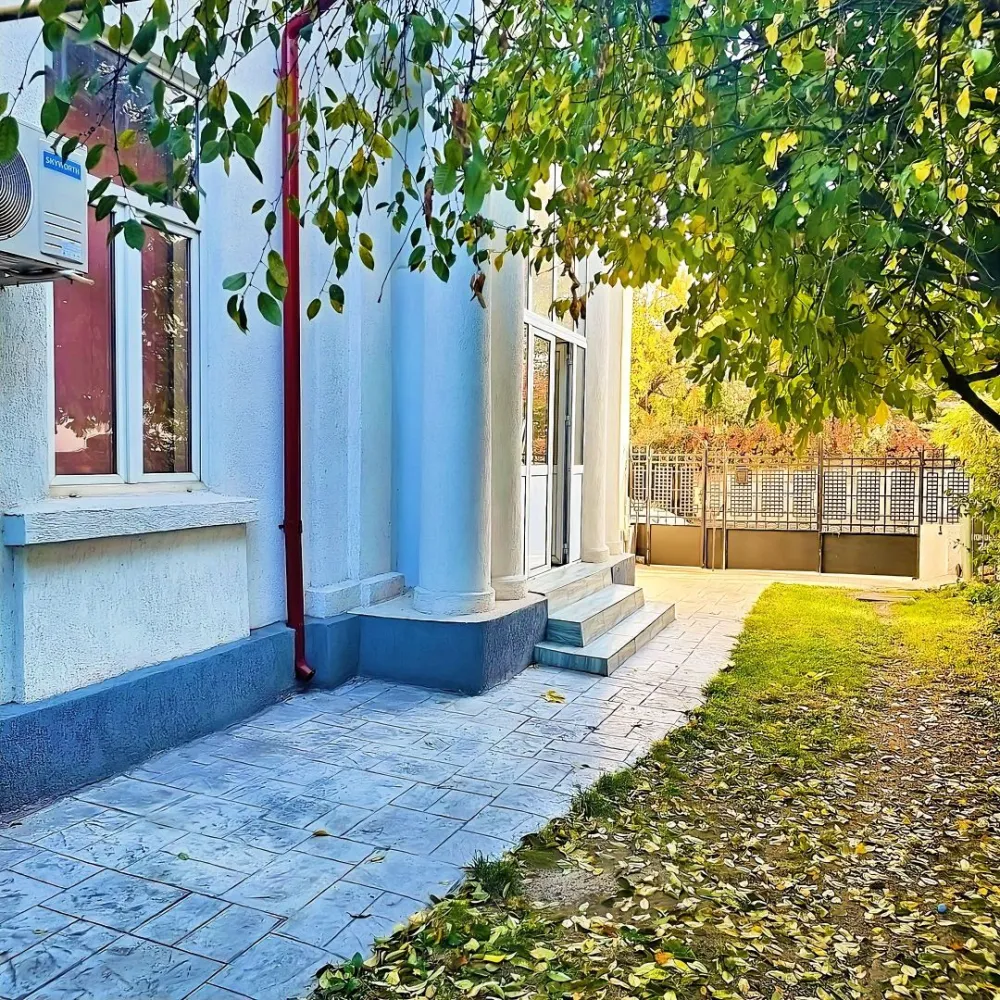 Casă de vânzare zona Uniriii - Casă 144mp supr.utila,162 supr.construita,curte 177 mp,stradal,5camere pe hol plus 2 la etaj,pod inalt, pivniță,servitute de trecere cu piciorul pt.vecinul din fundul curții.