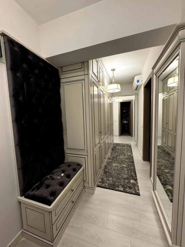 21 Residence - 3 camere - BLOC NOU - parcare subterana - Vând apartament decomandat cu 3 camere, situat în complexul rezidențial 21 Residence, pe Bulevardul Iuliu Maniu, în zona Lujerului. Apartamentul se află la doar 7-8 minute de mers pe jos de stația de metrou Lujerului și este excelent conectat la rețeaua de transport public. În imediata apropiere se găsesc instituții de învățământ, clădiri de birouri, centre comerciale și parcuri. Imobilul este situat la parter într-un bloc cu regim de înălțime P+11, finalizat în anul 2018, având o suprafață utila de 77.75 mp + balconul de 4.19 mp. Apartamentul se preda mobilat și utilat complet, după cum se poate observa și din poze. Apartamentul este mobilat cu piese de calitate superioară de la Mobexpert, îmbinând stilul modern cu durabilitatea materialelor. În dormitoare și living, mobilierul include elemente parțial din lemn masiv, iar pe hol este un dressing încăpător realizat integral din lemn masiv. Mobila din băi este, de asemenea, din lemn masiv, oferind un aspect elegant și rezistent. Bucătăria este complet mobilată cu piese din MDF, asigurând un design modern și funcțional. În living, canapea CHESTERFIELD achiziționată de la MOBEXPERT cu 3 locuri. Pereții interiori sunt construiți din cărămidă, nu din rigips, oferind o izolație superioară și durabilitate sporită. Imobilul dispune de centrala termica cu încălzire prin calorifere. Imobilul dispune și de un loc de parcare subteran. Disponibilitate de vanzare imediata. Pentru mai multe detalii mă puteți contacta la numărul de telefon din anunt.