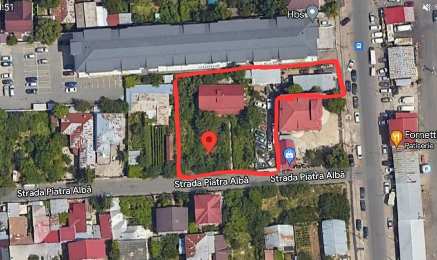 Rahova str. Pucheni casa si teren 1950 mp - proprietar - Proprietar vand casa si teren Localizare pe strada Piatra Alba nr 39-41 colt cu strada Pucheni Casa are o suprafata utila de 240mp cu amprenta la sol de 165mp formata din parter si etaj Parter: - veranda - 4 camere - 1 bucatarie - 1 baie Etaj: - living - 3 camere - 1 bucatarie - 1 baie Mansarda/ pod inalt cu posibilitate de transformare in spatiu locuibil Pivnita 8mp utili la subsol bine izolata fara infiltratii Pe curte se mai afla 2 constructii : 1 garaj 55 mp si 1 terasa acoperita 90 mp (posibilitate spatiu comercial) Teren suprafata totala 1950 mp Pe teren sunt pomi fructiferi si vita de vie Deschidere 42 mp la strada Piatra Alba si deschidere 11 m la strada Pucheni Utilitati: curent electric, gaze, apa curenta si canalizare Garajul are separat curent electric trifazat In curte este si o fantana cu hidrofor Incalzirea se face cu centrala termica pe gaz Statie de autobuz fix pe strada Pucheni Piata, magazine, scoli, etc. in imediata apropriere Vis-a-vis de targul de legume Pucheni
