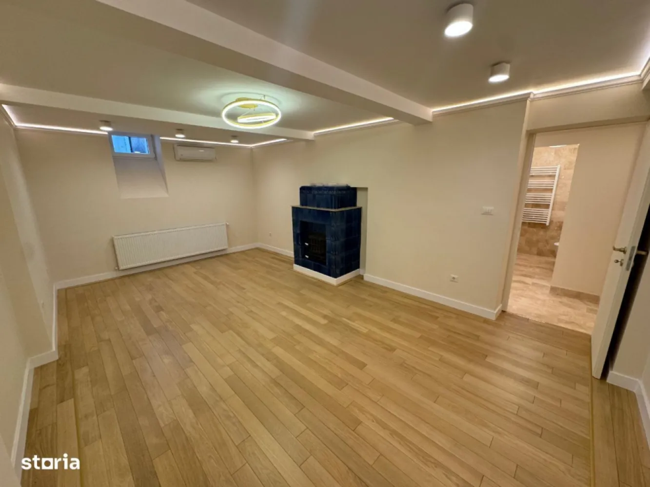 Proprietar vand apartament 5 camere Dorobanti lux - Proprietar vand apartament lux in Calea Dorobanti 45, la 100 m de ASE/Sheraton/Piata Romana, la demisolul unui imobil interbelic P+2 (FARA risc seismic, foarte solid, pereti de 60 cm!), bine izolat Suprafata utila este 130 mp (construita 145 mp), plus terasa 15 mp Apartamentul a fost renovat complet 2024-instalatie electrica/sanitara (PEX) noua, centrala termica proprie, aere conditionate noi, calorifere noi, obiecte iluminat noi, usi FILO MURO Italia, mobilier baie/bucatarie noi, bucatarie complet mobliata (fronturi MDF vopsit alb mat) si utilata (masina spalat vase, frigider, plita, cuptor, hota), terasa mobilier exterior inclus, termopane, 1 canapea 3 locuri piele alba-inclusa Loc intrare, bai, loc luat masa, bucatarie: placare TRAVERTIN Cele 5 camere+holuri: parchet lemn stratificat masiv de stejar clasa A lux, montat pe suport OSB de 12mm Una din camere are in dotare semineu original (caramida originala albastra) Apartamentul dispune de 2 bai, o baie de serviciu de 3 mp si o toaleta de 11 mp, 5 camere, terasa, zona intrare, zona loc luat masa Apartamentul are in dotare 1 loc de parcare situat chiar in fata imobilului