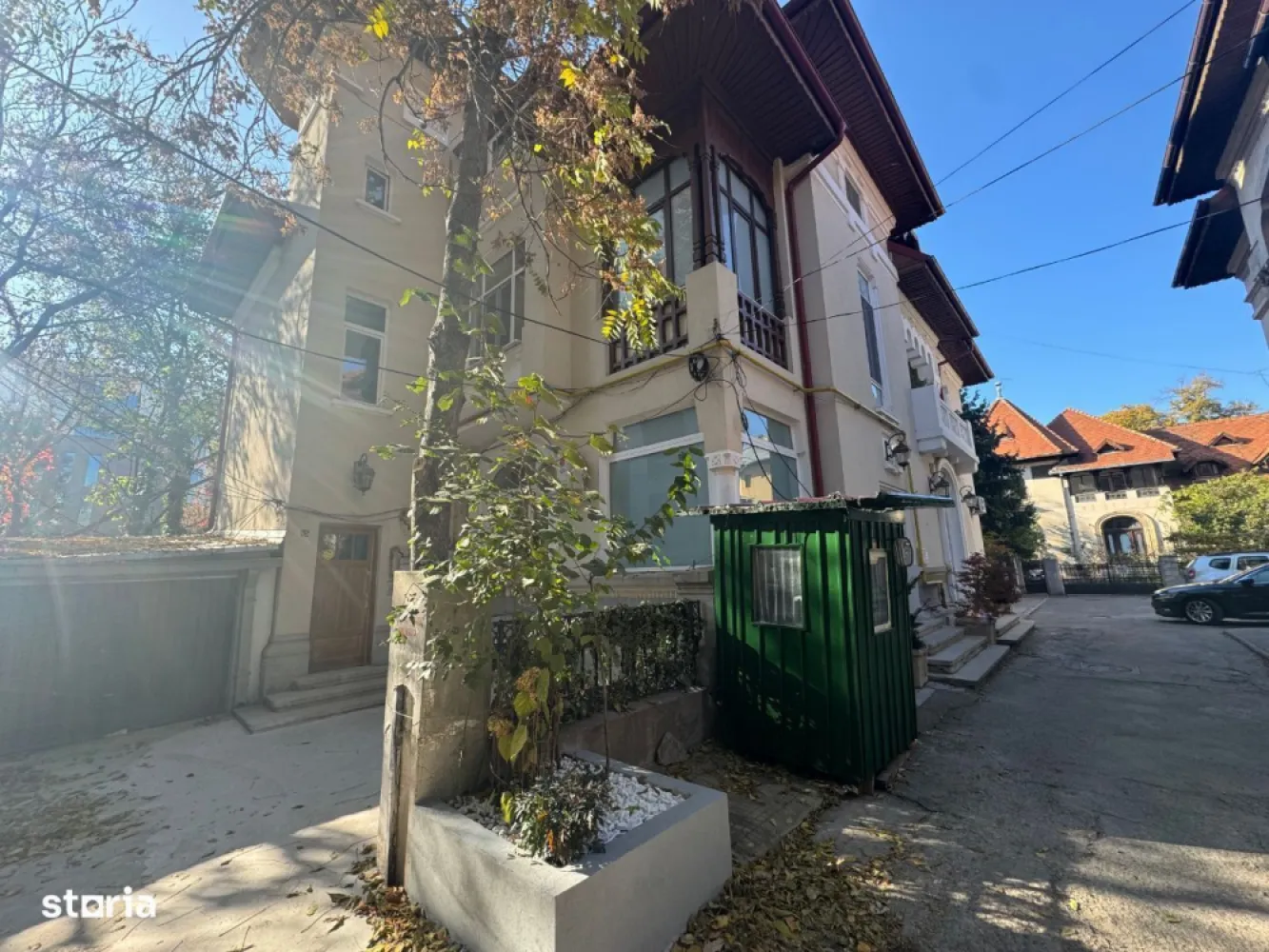 Proprietar vand apartament 5 camere Dorobanti lux - Proprietar vand apartament lux in Calea Dorobanti 45, la 100 m de ASE/Sheraton/Piata Romana, la demisolul unui imobil interbelic P+2 (FARA risc seismic, foarte solid, pereti de 60 cm!), bine izolat Suprafata utila este 130 mp (construita 145 mp), plus terasa 15 mp Apartamentul a fost renovat complet 2024-instalatie electrica/sanitara (PEX) noua, centrala termica proprie, aere conditionate noi, calorifere noi, obiecte iluminat noi, usi FILO MURO Italia, mobilier baie/bucatarie noi, bucatarie complet mobliata (fronturi MDF vopsit alb mat) si utilata (masina spalat vase, frigider, plita, cuptor, hota), terasa mobilier exterior inclus, termopane, 1 canapea 3 locuri piele alba-inclusa Loc intrare, bai, loc luat masa, bucatarie: placare TRAVERTIN Cele 5 camere+holuri: parchet lemn stratificat masiv de stejar clasa A lux, montat pe suport OSB de 12mm Una din camere are in dotare semineu original (caramida originala albastra) Apartamentul dispune de 2 bai, o baie de serviciu de 3 mp si o toaleta de 11 mp, 5 camere, terasa, zona intrare, zona loc luat masa Apartamentul are in dotare 1 loc de parcare situat chiar in fata imobilului