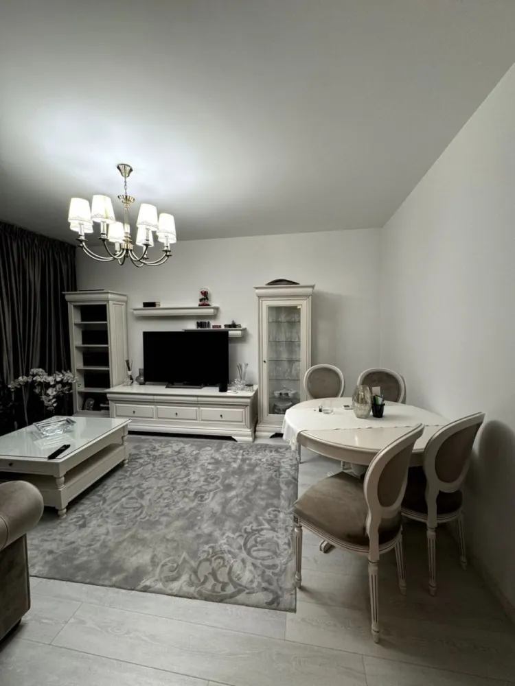 21 Residence - 3 camere - BLOC NOU - parcare subterana - Vând apartament decomandat cu 3 camere, situat în complexul rezidențial 21 Residence, pe Bulevardul Iuliu Maniu, în zona Lujerului. Apartamentul se află la doar 7-8 minute de mers pe jos de stația de metrou Lujerului și este excelent conectat la rețeaua de transport public. În imediata apropiere se găsesc instituții de învățământ, clădiri de birouri, centre comerciale și parcuri. Imobilul este situat la parter într-un bloc cu regim de înălțime P+11, finalizat în anul 2018, având o suprafață utila de 77.75 mp + balconul de 4.19 mp. Apartamentul se preda mobilat și utilat complet, după cum se poate observa și din poze. Apartamentul este mobilat cu piese de calitate superioară de la Mobexpert, îmbinând stilul modern cu durabilitatea materialelor. În dormitoare și living, mobilierul include elemente parțial din lemn masiv, iar pe hol este un dressing încăpător realizat integral din lemn masiv. Mobila din băi este, de asemenea, din lemn masiv, oferind un aspect elegant și rezistent. Bucătăria este complet mobilată cu piese din MDF, asigurând un design modern și funcțional. În living, canapea CHESTERFIELD achiziționată de la MOBEXPERT cu 3 locuri. Pereții interiori sunt construiți din cărămidă, nu din rigips, oferind o izolație superioară și durabilitate sporită. Imobilul dispune de centrala termica cu încălzire prin calorifere. Imobilul dispune și de un loc de parcare subteran. Disponibilitate de vanzare imediata. Pentru mai multe detalii mă puteți contacta la numărul de telefon din anunt.