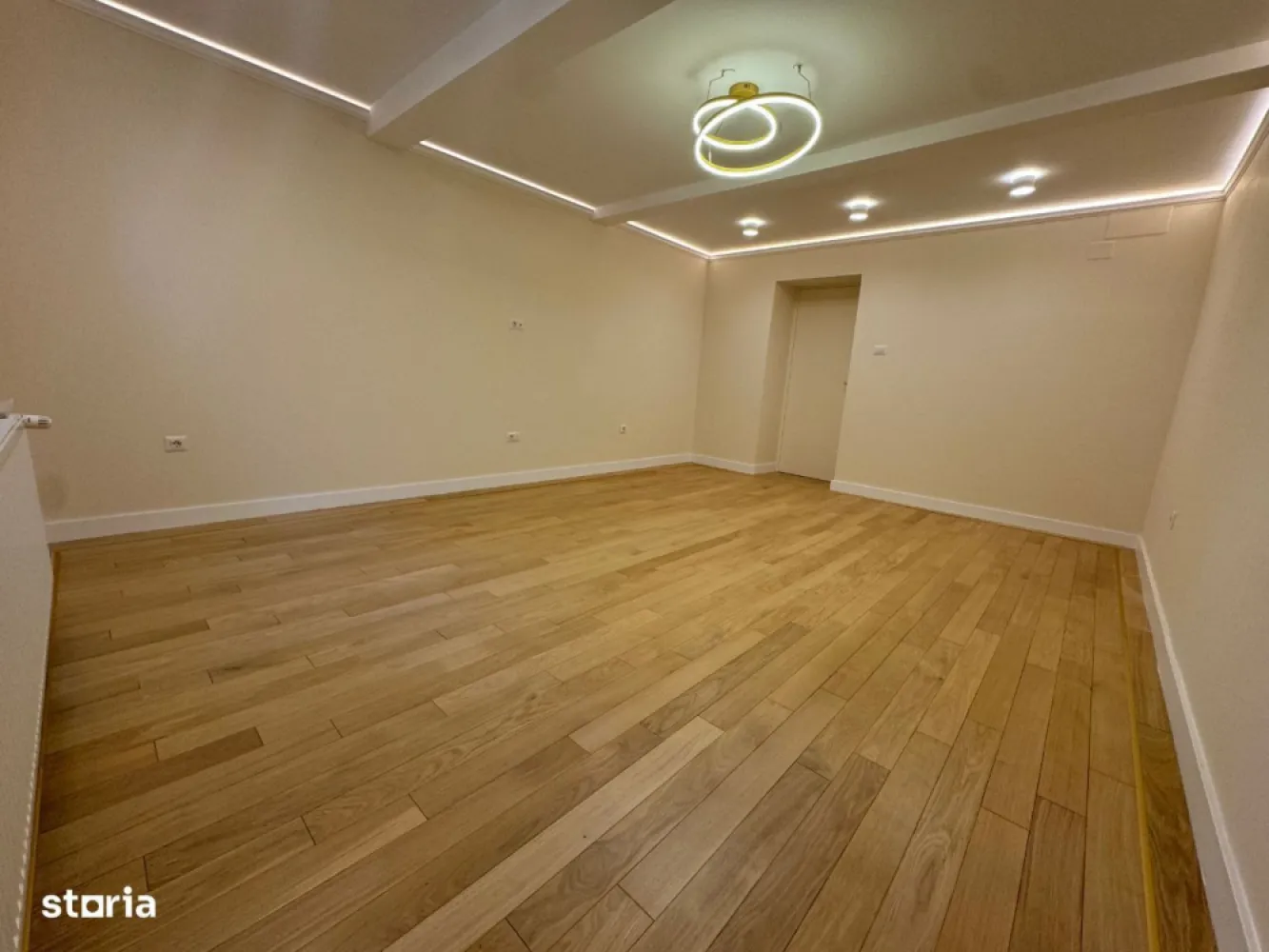 Proprietar vand apartament 5 camere Dorobanti lux - Proprietar vand apartament lux in Calea Dorobanti 45, la 100 m de ASE/Sheraton/Piata Romana, la demisolul unui imobil interbelic P+2 (FARA risc seismic, foarte solid, pereti de 60 cm!), bine izolat Suprafata utila este 130 mp (construita 145 mp), plus terasa 15 mp Apartamentul a fost renovat complet 2024-instalatie electrica/sanitara (PEX) noua, centrala termica proprie, aere conditionate noi, calorifere noi, obiecte iluminat noi, usi FILO MURO Italia, mobilier baie/bucatarie noi, bucatarie complet mobliata (fronturi MDF vopsit alb mat) si utilata (masina spalat vase, frigider, plita, cuptor, hota), terasa mobilier exterior inclus, termopane, 1 canapea 3 locuri piele alba-inclusa Loc intrare, bai, loc luat masa, bucatarie: placare TRAVERTIN Cele 5 camere+holuri: parchet lemn stratificat masiv de stejar clasa A lux, montat pe suport OSB de 12mm Una din camere are in dotare semineu original (caramida originala albastra) Apartamentul dispune de 2 bai, o baie de serviciu de 3 mp si o toaleta de 11 mp, 5 camere, terasa, zona intrare, zona loc luat masa Apartamentul are in dotare 1 loc de parcare situat chiar in fata imobilului