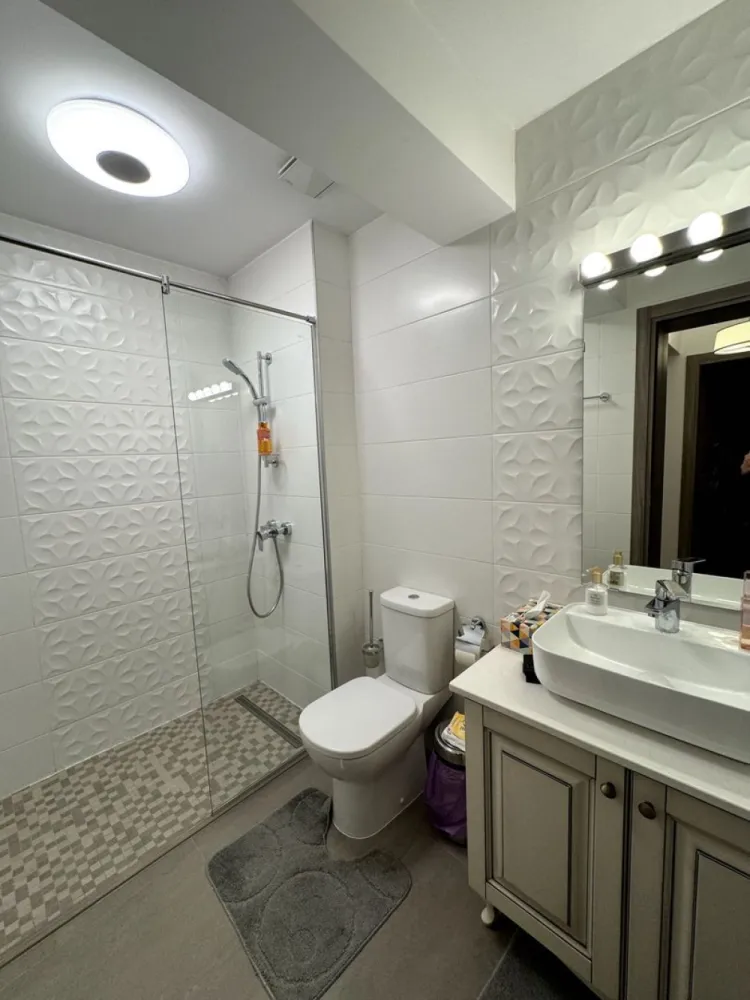 21 Residence - 3 camere - BLOC NOU - parcare subterana - Vând apartament decomandat cu 3 camere, situat în complexul rezidențial 21 Residence, pe Bulevardul Iuliu Maniu, în zona Lujerului. Apartamentul se află la doar 7-8 minute de mers pe jos de stația de metrou Lujerului și este excelent conectat la rețeaua de transport public. În imediata apropiere se găsesc instituții de învățământ, clădiri de birouri, centre comerciale și parcuri. Imobilul este situat la parter într-un bloc cu regim de înălțime P+11, finalizat în anul 2018, având o suprafață utila de 77.75 mp + balconul de 4.19 mp. Apartamentul se preda mobilat și utilat complet, după cum se poate observa și din poze. Apartamentul este mobilat cu piese de calitate superioară de la Mobexpert, îmbinând stilul modern cu durabilitatea materialelor. În dormitoare și living, mobilierul include elemente parțial din lemn masiv, iar pe hol este un dressing încăpător realizat integral din lemn masiv. Mobila din băi este, de asemenea, din lemn masiv, oferind un aspect elegant și rezistent. Bucătăria este complet mobilată cu piese din MDF, asigurând un design modern și funcțional. În living, canapea CHESTERFIELD achiziționată de la MOBEXPERT cu 3 locuri. Pereții interiori sunt construiți din cărămidă, nu din rigips, oferind o izolație superioară și durabilitate sporită. Imobilul dispune de centrala termica cu încălzire prin calorifere. Imobilul dispune și de un loc de parcare subteran. Disponibilitate de vanzare imediata. Pentru mai multe detalii mă puteți contacta la numărul de telefon din anunt.
