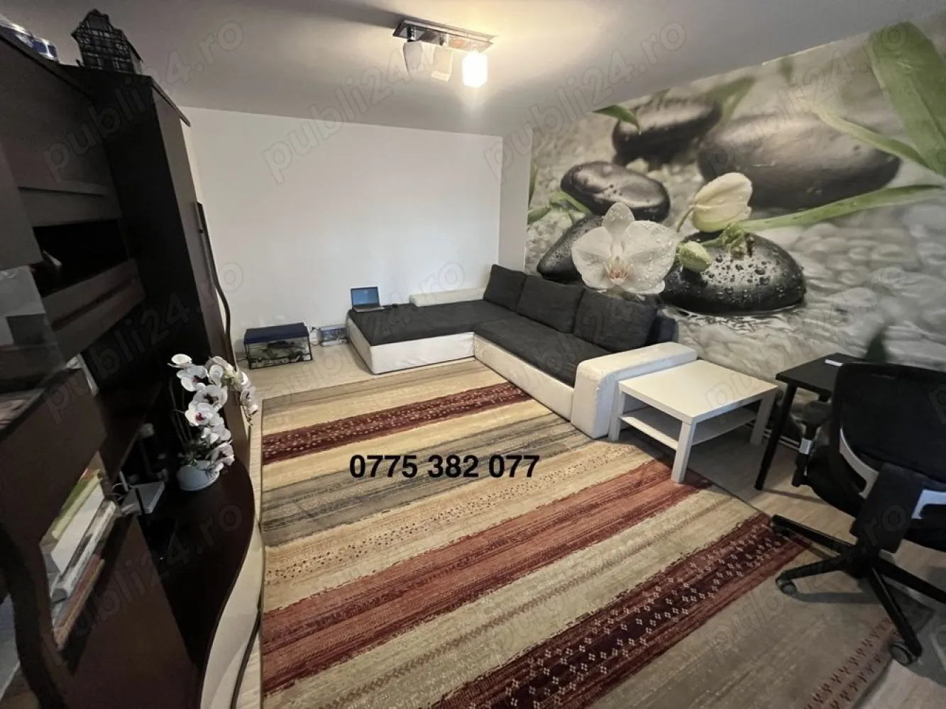 Apartament 4 camere Pridvorului langa parc, 97mp, 2 bai centrala 2 locuri parcare, izolat termic - Se vinde un apartament spatios cu 4 camere, decomandat, situat într-un bloc construit în 1987, cu o suprafață totală de 97 mp, inclusiv balconul închis. Apartamentul are două băi: una dotată cu cadă și alta cu duș. Este izolat termic cu polistiren grafitat și a trecut printr-un proces de renovare completa în urmă cu 9 ani, când s-au schimbat instalatia electrică și țevile. Dispune de centrală individuală pe gaz Viessmann și un aer condiționat aproape nou, masina de spalat Samsung, masina de spalat vase, frigider. Situat într-o locație de vis, alăturat parcului Lumea Copiilor, beneficiază de un mediu liniștit, înconjurat de multă verdeață și copaci. Vis-a-vis de bloc este o intrare secundară în parc, la 5 minute distanță de Sun Plaza și în imediata apropiere a Deltei Vacărești (Str. Pridvorului nr. 19). Sunt disponibile două locuri de parcare la primărie, precum și un spațiu destinat depozitării bicicletelor în uscătoria scării. În plus, apartamentul dispune si de o boxă. Scara blocului este curată și are vecini civilizați. Apartamentul se vinde mobilat și utilat, motivul vânzării fiind construirea unei case în apropiere. Colaborez cu agentii doar in limita a 2000 euro.