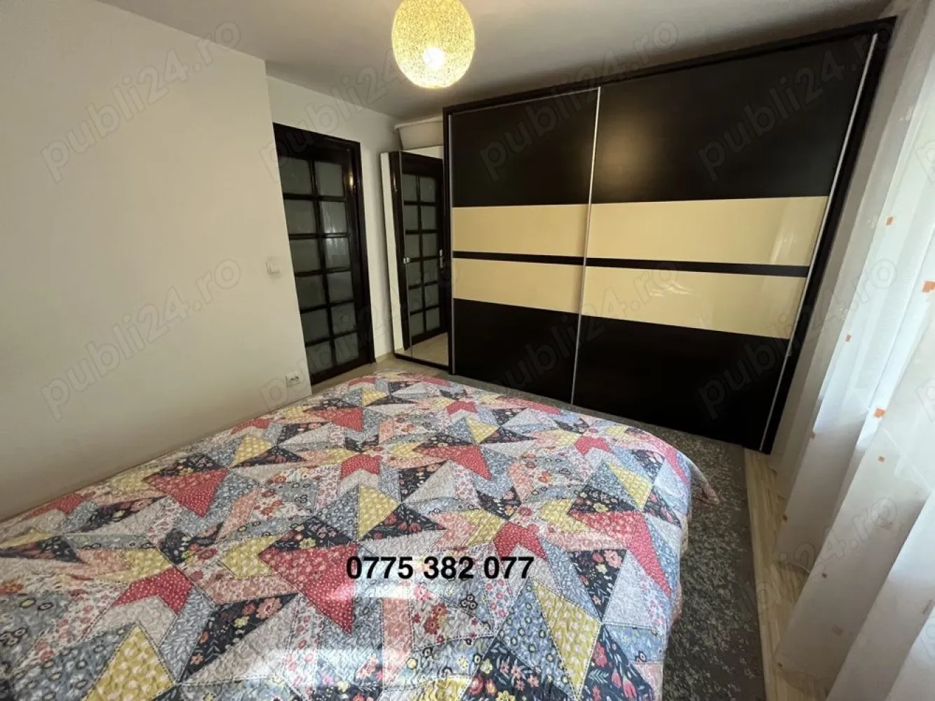 Apartament 4 camere Pridvorului langa parc, 97mp, 2 bai centrala 2 locuri parcare, izolat termic - Se vinde un apartament spatios cu 4 camere, decomandat, situat într-un bloc construit în 1987, cu o suprafață totală de 97 mp, inclusiv balconul închis. Apartamentul are două băi: una dotată cu cadă și alta cu duș. Este izolat termic cu polistiren grafitat și a trecut printr-un proces de renovare completa în urmă cu 9 ani, când s-au schimbat instalatia electrică și țevile. Dispune de centrală individuală pe gaz Viessmann și un aer condiționat aproape nou, masina de spalat Samsung, masina de spalat vase, frigider. Situat într-o locație de vis, alăturat parcului Lumea Copiilor, beneficiază de un mediu liniștit, înconjurat de multă verdeață și copaci. Vis-a-vis de bloc este o intrare secundară în parc, la 5 minute distanță de Sun Plaza și în imediata apropiere a Deltei Vacărești (Str. Pridvorului nr. 19). Sunt disponibile două locuri de parcare la primărie, precum și un spațiu destinat depozitării bicicletelor în uscătoria scării. În plus, apartamentul dispune si de o boxă. Scara blocului este curată și are vecini civilizați. Apartamentul se vinde mobilat și utilat, motivul vânzării fiind construirea unei case în apropiere. Colaborez cu agentii doar in limita a 2000 euro.