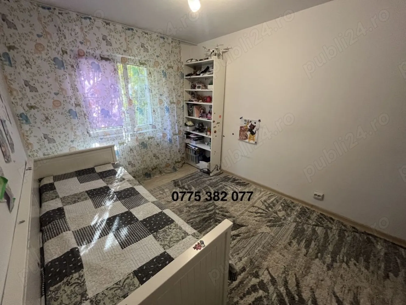 Apartament 4 camere Pridvorului langa parc, 97mp, 2 bai centrala 2 locuri parcare, izolat termic - Se vinde un apartament spatios cu 4 camere, decomandat, situat într-un bloc construit în 1987, cu o suprafață totală de 97 mp, inclusiv balconul închis. Apartamentul are două băi: una dotată cu cadă și alta cu duș. Este izolat termic cu polistiren grafitat și a trecut printr-un proces de renovare completa în urmă cu 9 ani, când s-au schimbat instalatia electrică și țevile. Dispune de centrală individuală pe gaz Viessmann și un aer condiționat aproape nou, masina de spalat Samsung, masina de spalat vase, frigider. Situat într-o locație de vis, alăturat parcului Lumea Copiilor, beneficiază de un mediu liniștit, înconjurat de multă verdeață și copaci. Vis-a-vis de bloc este o intrare secundară în parc, la 5 minute distanță de Sun Plaza și în imediata apropiere a Deltei Vacărești (Str. Pridvorului nr. 19). Sunt disponibile două locuri de parcare la primărie, precum și un spațiu destinat depozitării bicicletelor în uscătoria scării. În plus, apartamentul dispune si de o boxă. Scara blocului este curată și are vecini civilizați. Apartamentul se vinde mobilat și utilat, motivul vânzării fiind construirea unei case în apropiere. Colaborez cu agentii doar in limita a 2000 euro.