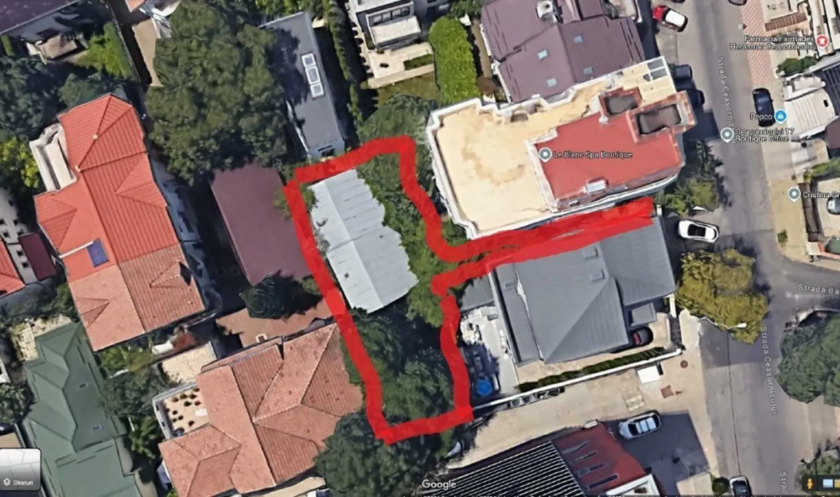 Teren 293 mp si casa 94 mp, doar acces pietonal - Teren 293 mp cu casa veche 94 mp, in planul 2 de la str Ceasornicului, cu acces doar pietonal, pe o alee din str Ceasornicului. Forma usor trapezoidala, dimensiuni in planul atasat. Adresa str Ceasornicului 12A Urbanistic zona L1A POT 45% CUT max 1,57, casa veche este P+Pod. Pretul este mai mic decat pretul zonei si decat valoarea din grila notariala din cauza lipsei accesului auto.