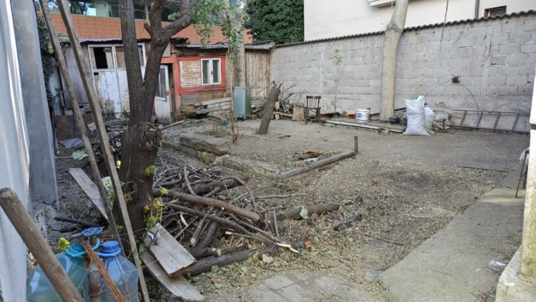 Teren 293 mp si casa 94 mp, doar acces pietonal - Teren 293 mp cu casa veche 94 mp, in planul 2 de la str Ceasornicului, cu acces doar pietonal, pe o alee din str Ceasornicului. Forma usor trapezoidala, dimensiuni in planul atasat. Adresa str Ceasornicului 12A Urbanistic zona L1A POT 45% CUT max 1,57, casa veche este P+Pod. Pretul este mai mic decat pretul zonei si decat valoarea din grila notariala din cauza lipsei accesului auto.