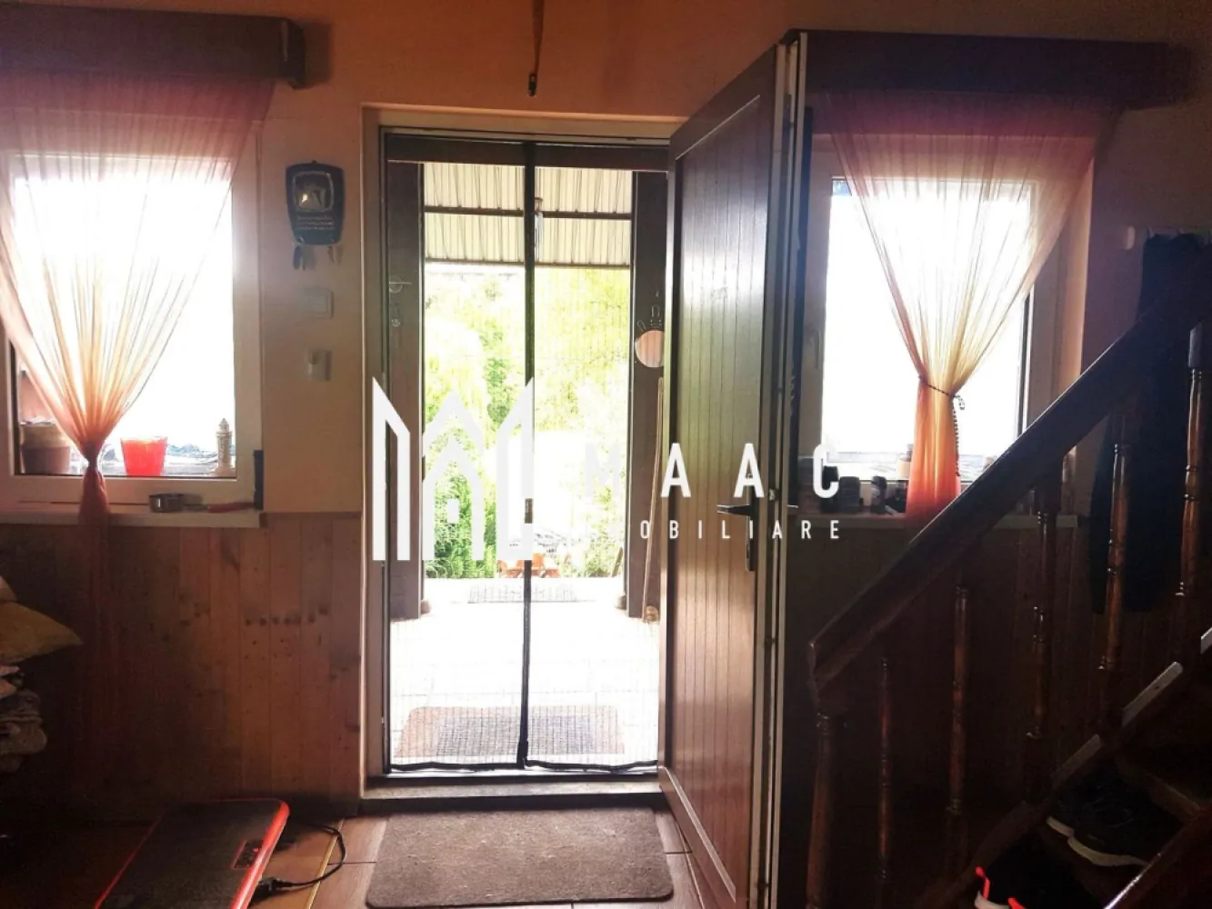 Casa de vacanta I Curte | Balcon | Terasa | Sibiel - MAAC Imobiliare vă prezintă o oportunitate unică de achiziție a unei case de vacanță situate în pitorescul Sibiel. Această proprietate se remarcă prin confortul oferit și poziționarea într-o zonă liniștită, perfectă pentru relaxare. Regim de înălțime: P+M Compartimentare: la parter-living spațios, bucătărie, baie complet utilată, hol, cămară, casa scării, terasă de 12 mp și terasă de 20 mp; la etaj-dormitor principal (25 mp), dormitor secundar (10 mp), dormitor adițional (6 mp), două balcoane de câte 6 mp fiecare. Există și posibilitatea de a amenaja o pivniță sub casă, ideală pentru depozitare suplimentară sau alte utilități. Izolație: Vată de sticlă și polistiren Finisaje interioare: Pereți din rigips, tavan îmbrăcat în lambriuri, ferestre și uși termopan Utilități și dotări: Încălzire pe lemn prin șemineu, cu posibilitatea de a opta pentru încălzire electrică. Toate utilitățile sunt disponibile, iar conectarea la rețeaua de gaz este planificată pentru septembrie. Se vinde mobilată și utilată complet. Această proprietate este perfectă pentru cei care doresc să scape de agitația urbană și să se bucure de confortul unei case bine izolate și complet echipate. Pentru mai multe detalii și pentru a programa o vizionare, vă rugăm să ne contactați și să specificați ID-ul anunțului: ID:CP2779258 }}