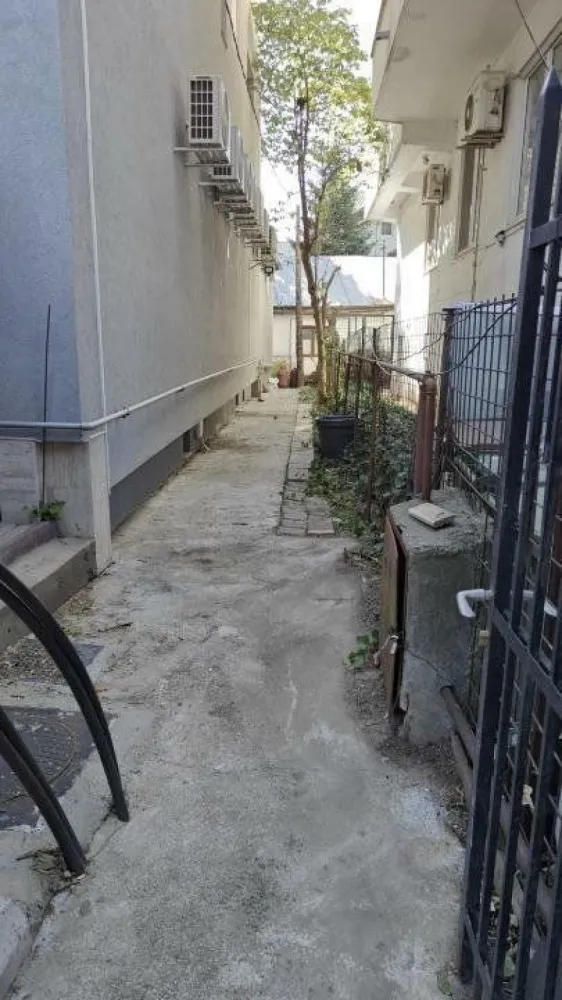 Teren 293 mp si casa 94 mp, doar acces pietonal - Teren 293 mp cu casa veche 94 mp, in planul 2 de la str Ceasornicului, cu acces doar pietonal, pe o alee din str Ceasornicului. Forma usor trapezoidala, dimensiuni in planul atasat. Adresa str Ceasornicului 12A Urbanistic zona L1A POT 45% CUT max 1,57, casa veche este P+Pod. Pretul este mai mic decat pretul zonei si decat valoarea din grila notariala din cauza lipsei accesului auto.