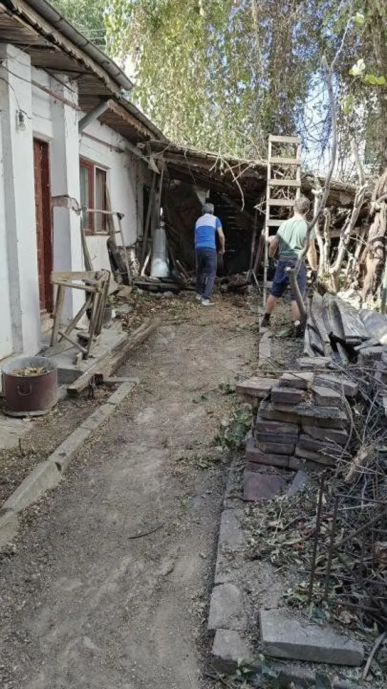 Teren 293 mp si casa 94 mp, doar acces pietonal - Teren 293 mp cu casa veche 94 mp, in planul 2 de la str Ceasornicului, cu acces doar pietonal, pe o alee din str Ceasornicului. Forma usor trapezoidala, dimensiuni in planul atasat. Adresa str Ceasornicului 12A Urbanistic zona L1A POT 45% CUT max 1,57, casa veche este P+Pod. Pretul este mai mic decat pretul zonei si decat valoarea din grila notariala din cauza lipsei accesului auto.