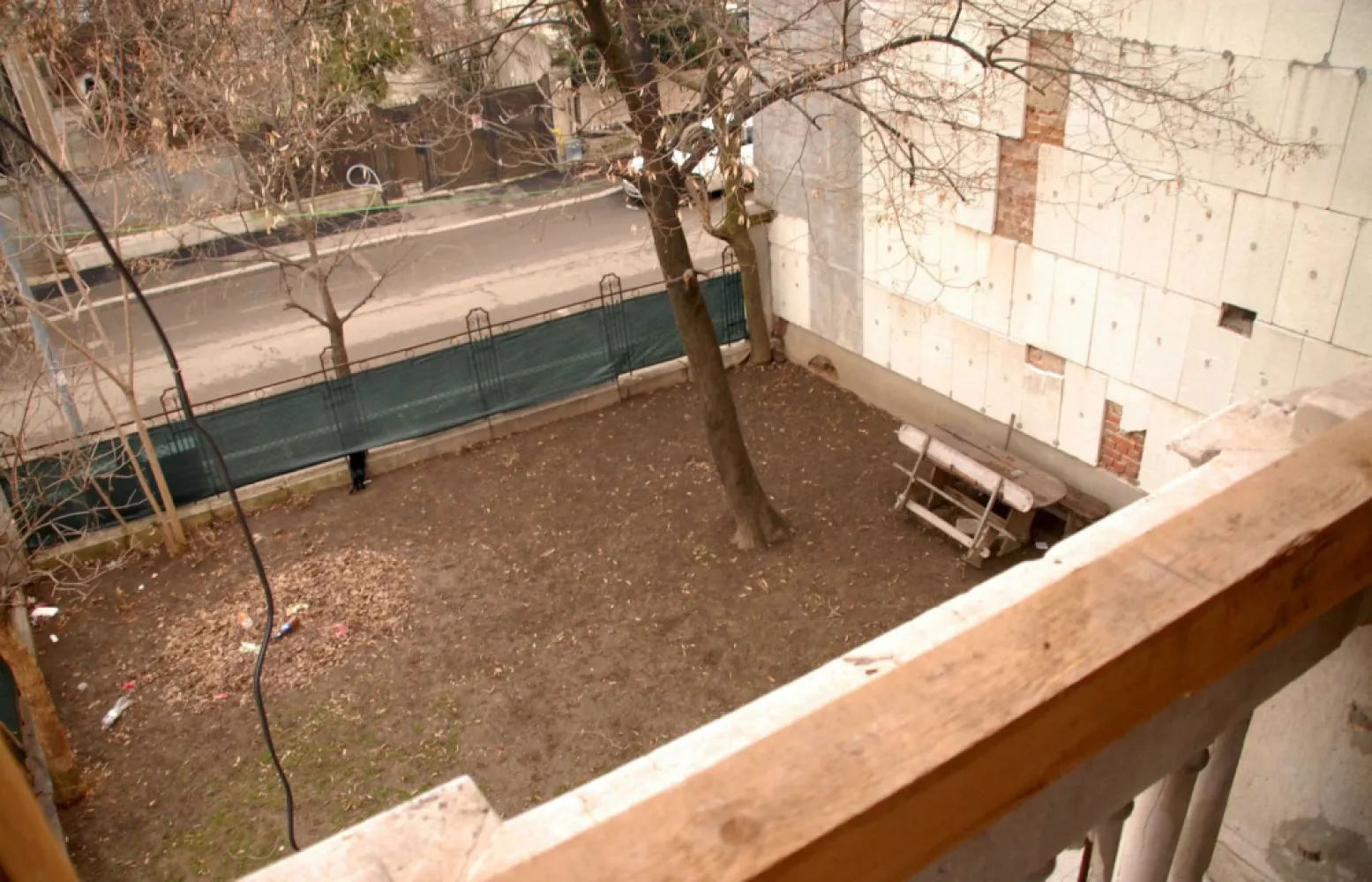 Vand 3 apartamente intr-o vila cu 1 etaj - Vand trei apartamente renovate 2023, care au o suprafață totală de 190 mp, situate pe strada Viitorului, nr. 33, sector 2, într-o vilă cu un total de 5 apartamente, celelalte 2 apartamente fiind nelocuite, vandabile. Suprafața totală a terenului, incluzînd și vila, este de 700 mp. Vila nu este de patrimoniu istoric. Curtea este comuna.