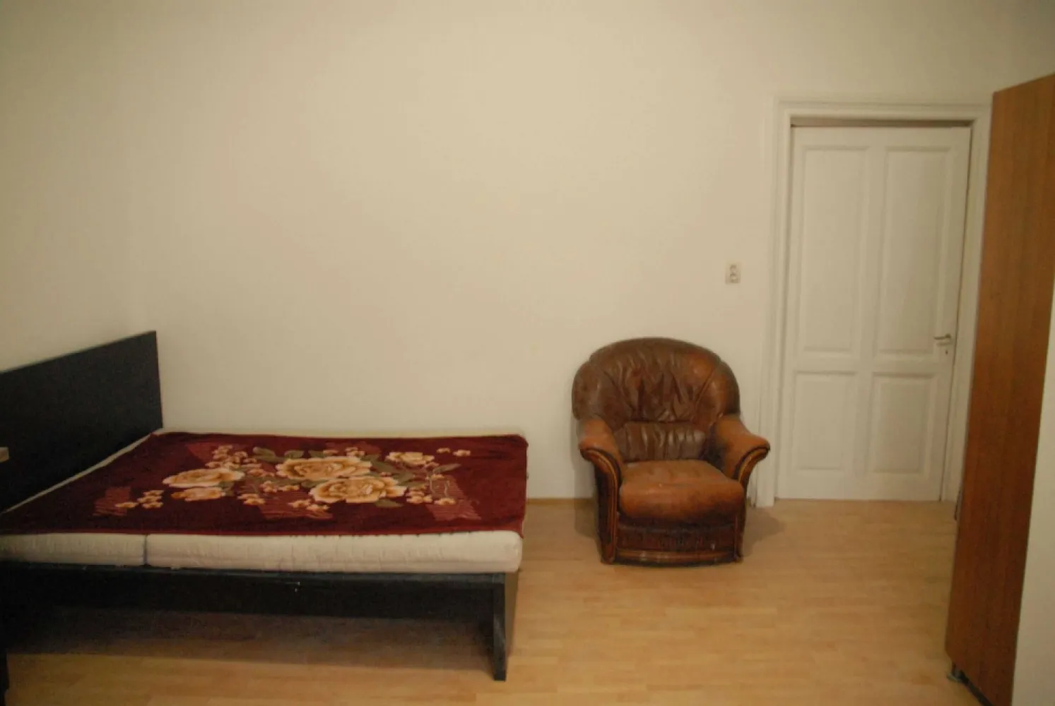 Vand 3 apartamente intr-o vila cu 1 etaj - Vand trei apartamente renovate 2023, care au o suprafață totală de 190 mp, situate pe strada Viitorului, nr. 33, sector 2, într-o vilă cu un total de 5 apartamente, celelalte 2 apartamente fiind nelocuite, vandabile. Suprafața totală a terenului, incluzînd și vila, este de 700 mp. Vila nu este de patrimoniu istoric. Curtea este comuna.