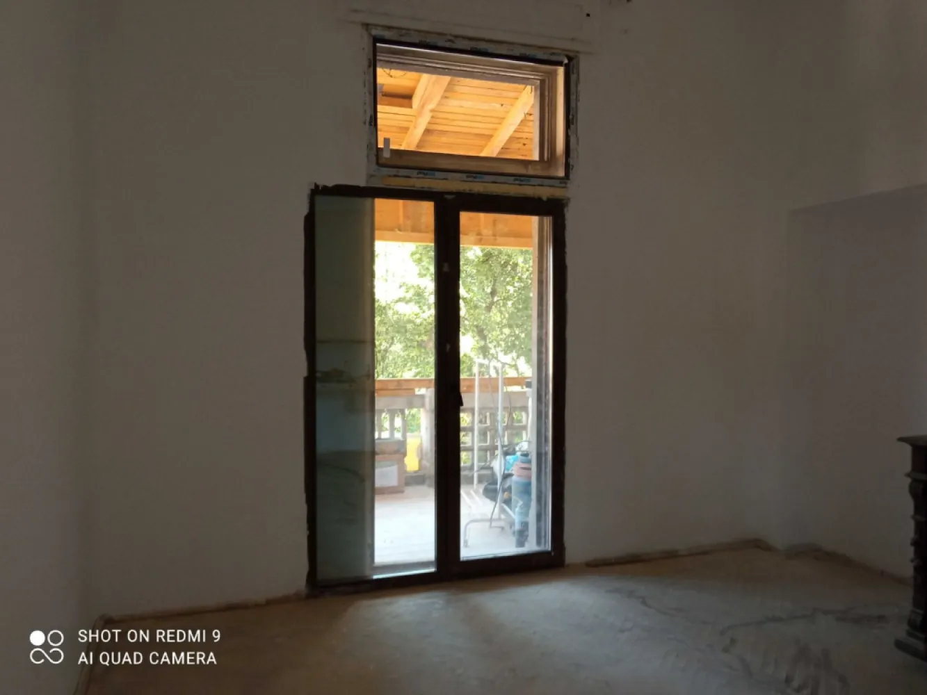 Vand 3 apartamente intr-o vila cu 1 etaj - Vand trei apartamente renovate 2023, care au o suprafață totală de 190 mp, situate pe strada Viitorului, nr. 33, sector 2, într-o vilă cu un total de 5 apartamente, celelalte 2 apartamente fiind nelocuite, vandabile. Suprafața totală a terenului, incluzînd și vila, este de 700 mp. Vila nu este de patrimoniu istoric. Curtea este comuna.