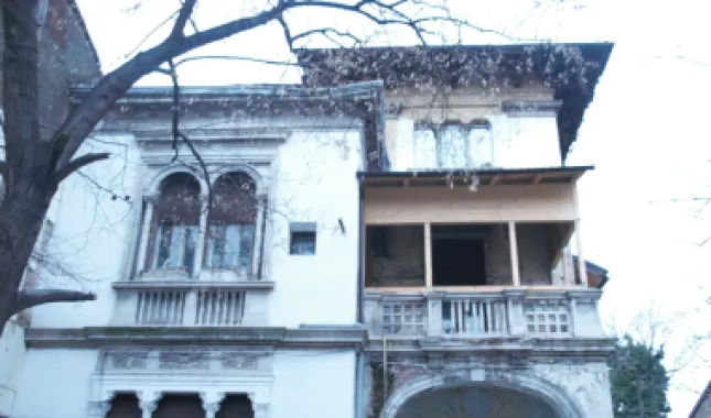 Vand 3 apartamente intr-o vila cu 1 etaj