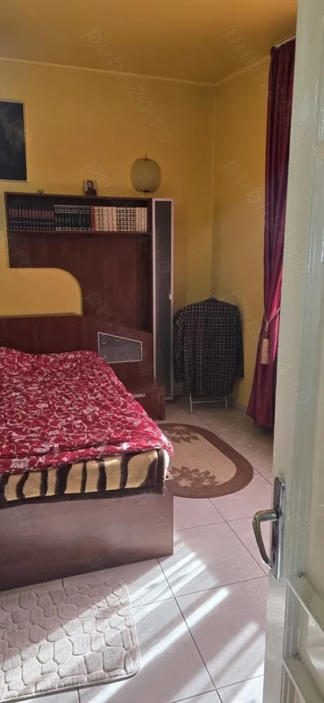 Vânzare case vile - 3 cam baie bucătărie scara interioara terasa și balcon la etaj. La parter avem 2 spatii comerciale de 55mp si 70mp plus o terasa de 100 mp Centrala termica apa canalizare trifazic gaze subsol cu lift ..Constr din cărămidă cu structura beton izolata termic.cad intabulare si certificat energetic.