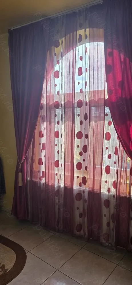 Vânzare case vile - 3 cam baie bucătărie scara interioara terasa și balcon la etaj. La parter avem 2 spatii comerciale de 55mp si 70mp plus o terasa de 100 mp Centrala termica apa canalizare trifazic gaze subsol cu lift ..Constr din cărămidă cu structura beton izolata termic.cad intabulare si certificat energetic.