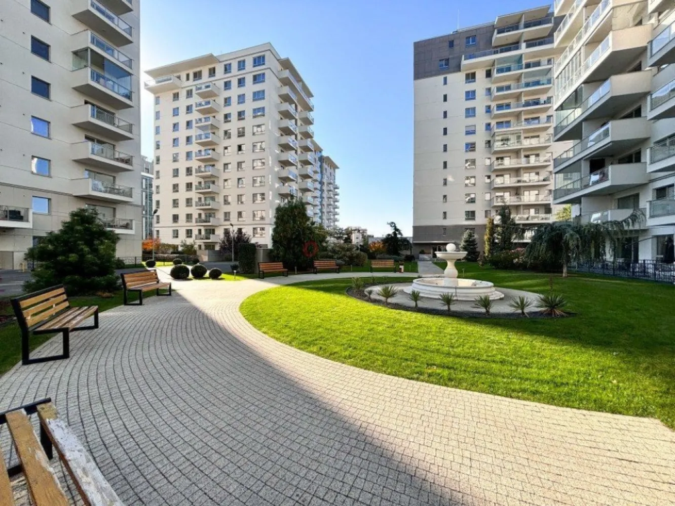 DUPLEX 4 CAMERE Luxul la Tine Acasa ! - COMISION 0% Va invitam sa deveniti parte din comunitatea selecta a LUXURIA Residence, o emblema a luxului si a designului contemporan, cu acest apartament tip DUPLEX de 4 Camere, ce se intinde pe o suprafata TOTALA de 190mp, avand o terasa de 18 mp, 3 bai, 3 dormitoare si un Living spatios impreuna cu spatiul dedicat bucatariei. Aflat la etajul al 10-lea si al 11-lea ai unei cladiri de 11 etaje, acesta proprietate ofera o vedere panoramica impresionanta, avand in prim plan zona de case si cladiri noi. Te vei bucura in fiecare zi de multa lumina naturala datorita pozitionarii si a geamurilor mari, oferindu-ti astfel confortul si stilul de viata exclusivist. Acest Apartament va deveni pentru tine ACASA pentru ca iti ofera TOT ceea ce este necesar si suficient. Aflat intre parcurile Herastrau, Kiseleff si Bazilescu, Luxuria Residence este un cartier Verde, un parc intre parcuri. Oferind un mixt de caracteristici unice, greu de gasit in oras, ansamblul ofera un standard inalt de calitate a vietii in cel mai nou pol de dezvoltare a orasului. Va asteptam pentru o vizionare, pentru a experimenta direct ceea ce inseamna standardele inalte ale vietii urbane. Contactati-ne azi pentru a descoperi mai multe despre acest apartament exceptional. BONUS : pretul locului de Parcare este INCLUS