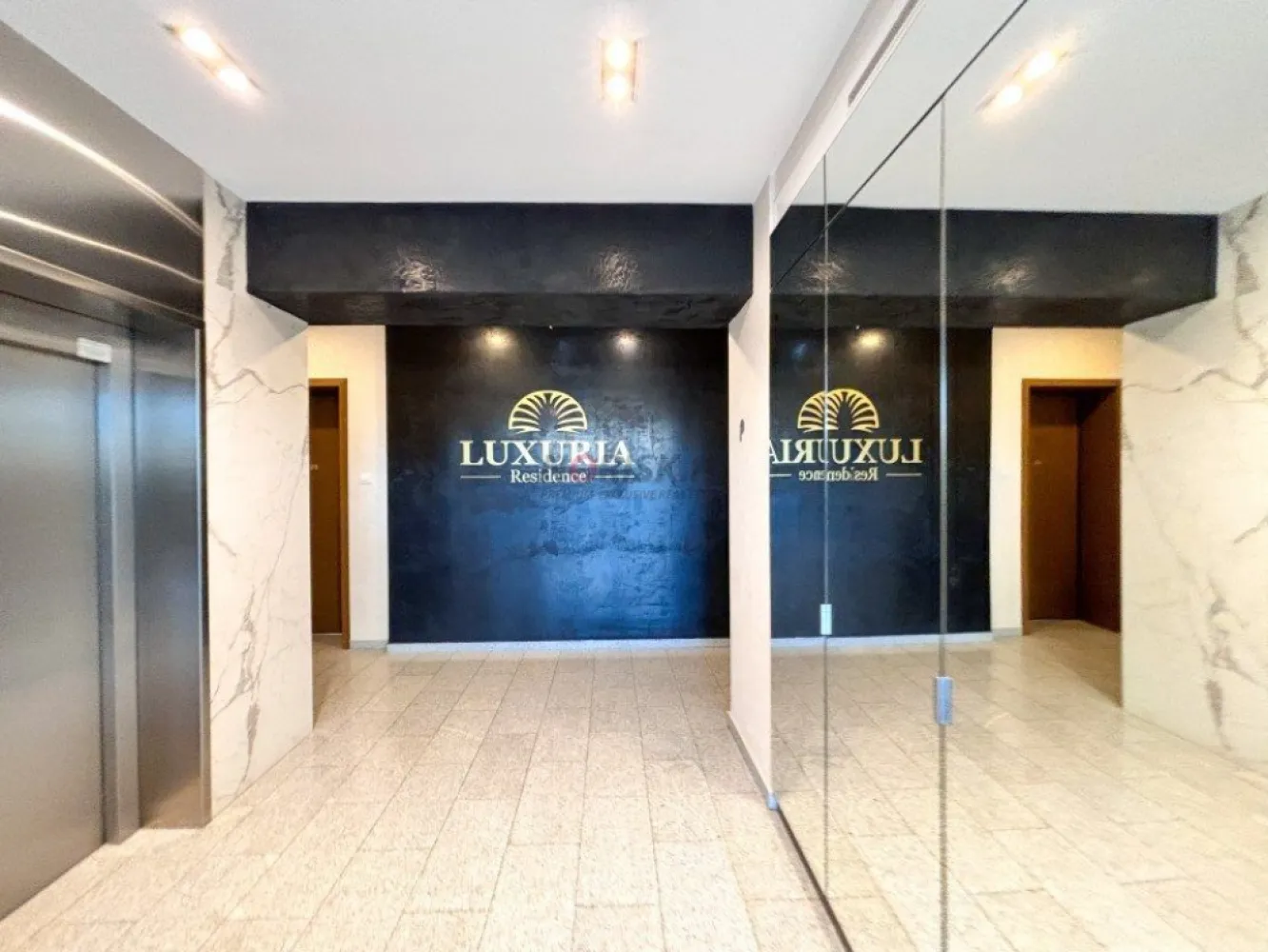 DUPLEX 4 CAMERE Luxul la Tine Acasa ! - COMISION 0% Va invitam sa deveniti parte din comunitatea selecta a LUXURIA Residence, o emblema a luxului si a designului contemporan, cu acest apartament tip DUPLEX de 4 Camere, ce se intinde pe o suprafata TOTALA de 190mp, avand o terasa de 18 mp, 3 bai, 3 dormitoare si un Living spatios impreuna cu spatiul dedicat bucatariei. Aflat la etajul al 10-lea si al 11-lea ai unei cladiri de 11 etaje, acesta proprietate ofera o vedere panoramica impresionanta, avand in prim plan zona de case si cladiri noi. Te vei bucura in fiecare zi de multa lumina naturala datorita pozitionarii si a geamurilor mari, oferindu-ti astfel confortul si stilul de viata exclusivist. Acest Apartament va deveni pentru tine ACASA pentru ca iti ofera TOT ceea ce este necesar si suficient. Aflat intre parcurile Herastrau, Kiseleff si Bazilescu, Luxuria Residence este un cartier Verde, un parc intre parcuri. Oferind un mixt de caracteristici unice, greu de gasit in oras, ansamblul ofera un standard inalt de calitate a vietii in cel mai nou pol de dezvoltare a orasului. Va asteptam pentru o vizionare, pentru a experimenta direct ceea ce inseamna standardele inalte ale vietii urbane. Contactati-ne azi pentru a descoperi mai multe despre acest apartament exceptional. BONUS : pretul locului de Parcare este INCLUS