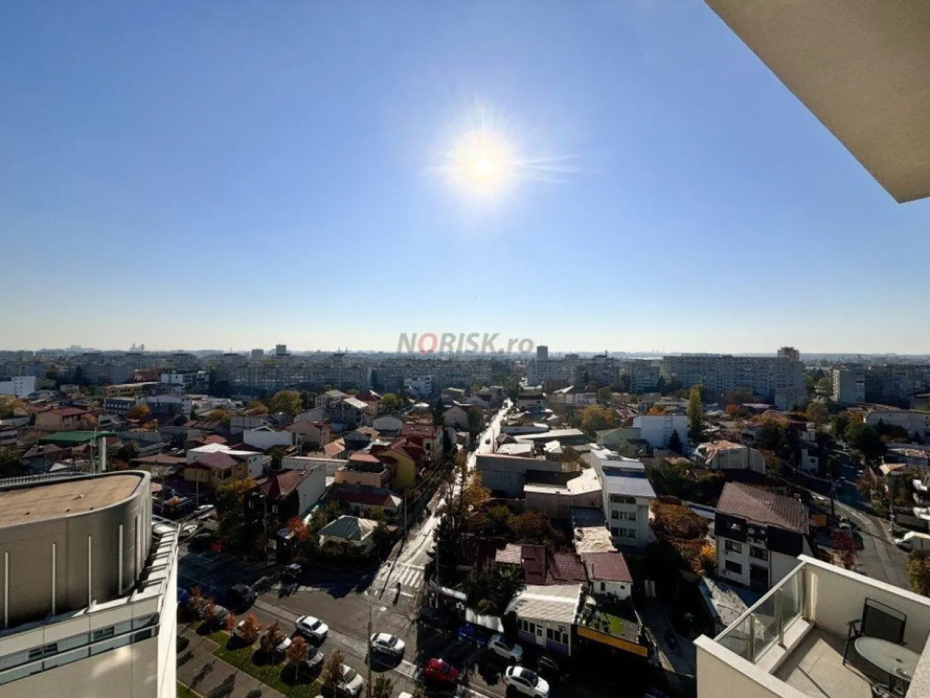 DUPLEX 4 CAMERE Luxul la Tine Acasa ! - COMISION 0% Va invitam sa deveniti parte din comunitatea selecta a LUXURIA Residence, o emblema a luxului si a designului contemporan, cu acest apartament tip DUPLEX de 4 Camere, ce se intinde pe o suprafata TOTALA de 190mp, avand o terasa de 18 mp, 3 bai, 3 dormitoare si un Living spatios impreuna cu spatiul dedicat bucatariei. Aflat la etajul al 10-lea si al 11-lea ai unei cladiri de 11 etaje, acesta proprietate ofera o vedere panoramica impresionanta, avand in prim plan zona de case si cladiri noi. Te vei bucura in fiecare zi de multa lumina naturala datorita pozitionarii si a geamurilor mari, oferindu-ti astfel confortul si stilul de viata exclusivist. Acest Apartament va deveni pentru tine ACASA pentru ca iti ofera TOT ceea ce este necesar si suficient. Aflat intre parcurile Herastrau, Kiseleff si Bazilescu, Luxuria Residence este un cartier Verde, un parc intre parcuri. Oferind un mixt de caracteristici unice, greu de gasit in oras, ansamblul ofera un standard inalt de calitate a vietii in cel mai nou pol de dezvoltare a orasului. Va asteptam pentru o vizionare, pentru a experimenta direct ceea ce inseamna standardele inalte ale vietii urbane. Contactati-ne azi pentru a descoperi mai multe despre acest apartament exceptional. BONUS : pretul locului de Parcare este INCLUS