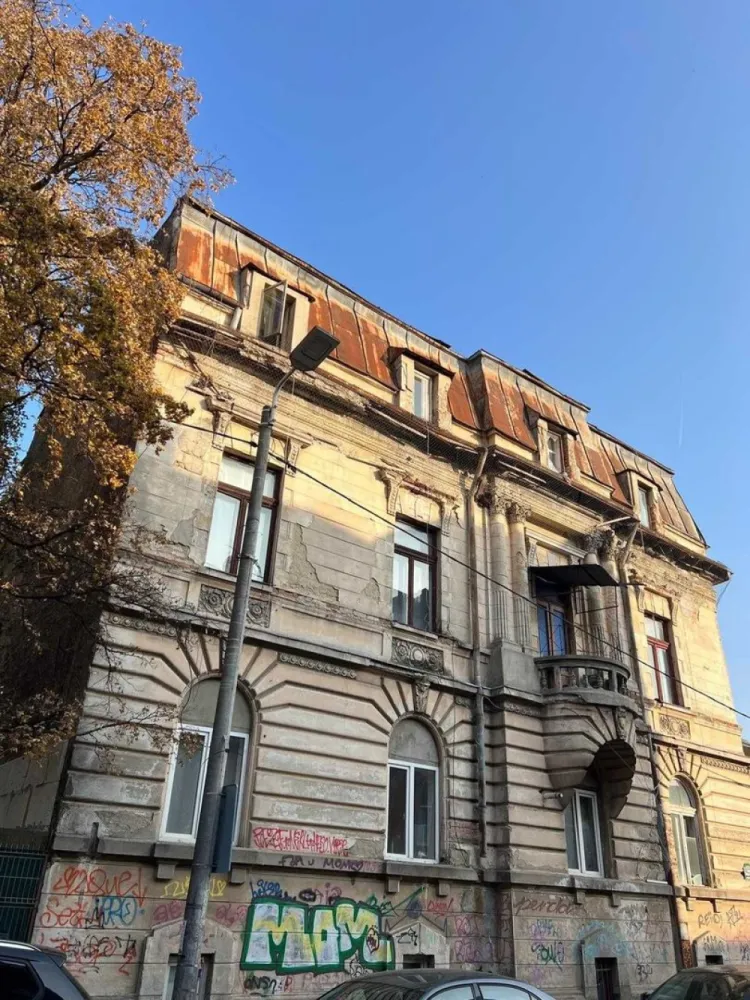 Vila interbelica Victoriei - Vila interbelică deosebită, situată pe strada Ecaterina Teodoroiu, cu proiect depus la primărie pentru reconsolidare, oferă multiple oportunități de dezvoltare. Ideală pentru transformare într-un bloc de locuințe, birou de prestigiu sau clinică modernă, proprietatea este compusă din Demisol + Parter + 2 etaje (D+P+2), oferind spații generoase și un design arhitectural clasic. Documentația este în așteptare pentru reabilitare, făcând din această vilă o investiție promițătoare, cu potențial de valorificare în multiple domenii.
