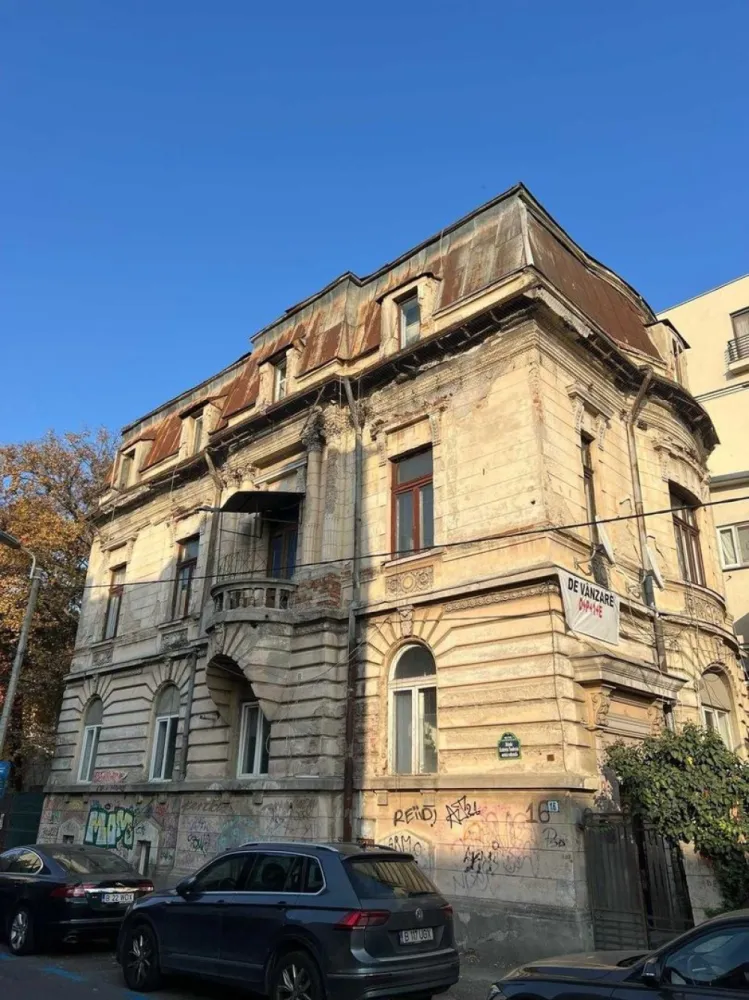 Vila interbelica Victoriei - Vila interbelică deosebită, situată pe strada Ecaterina Teodoroiu, cu proiect depus la primărie pentru reconsolidare, oferă multiple oportunități de dezvoltare. Ideală pentru transformare într-un bloc de locuințe, birou de prestigiu sau clinică modernă, proprietatea este compusă din Demisol + Parter + 2 etaje (D+P+2), oferind spații generoase și un design arhitectural clasic. Documentația este în așteptare pentru reabilitare, făcând din această vilă o investiție promițătoare, cu potențial de valorificare în multiple domenii.